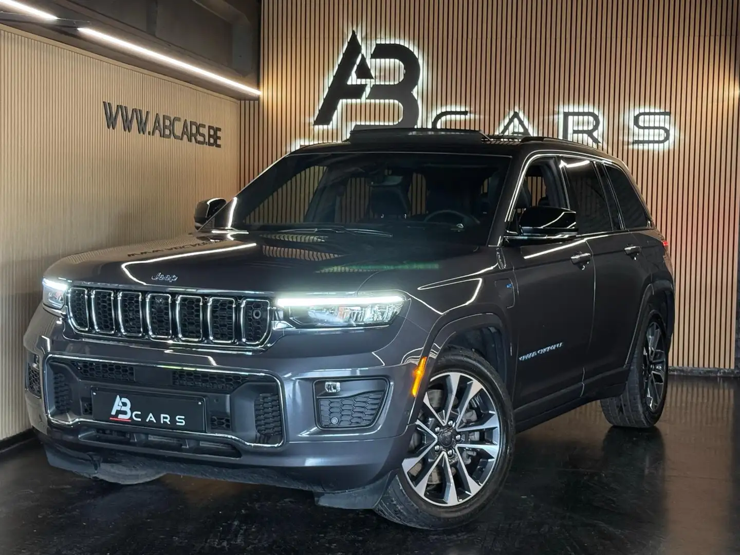 Jeep Grand Cherokee 2.0 Turbo 4xe PHEV AWD Overland Šedá - 1