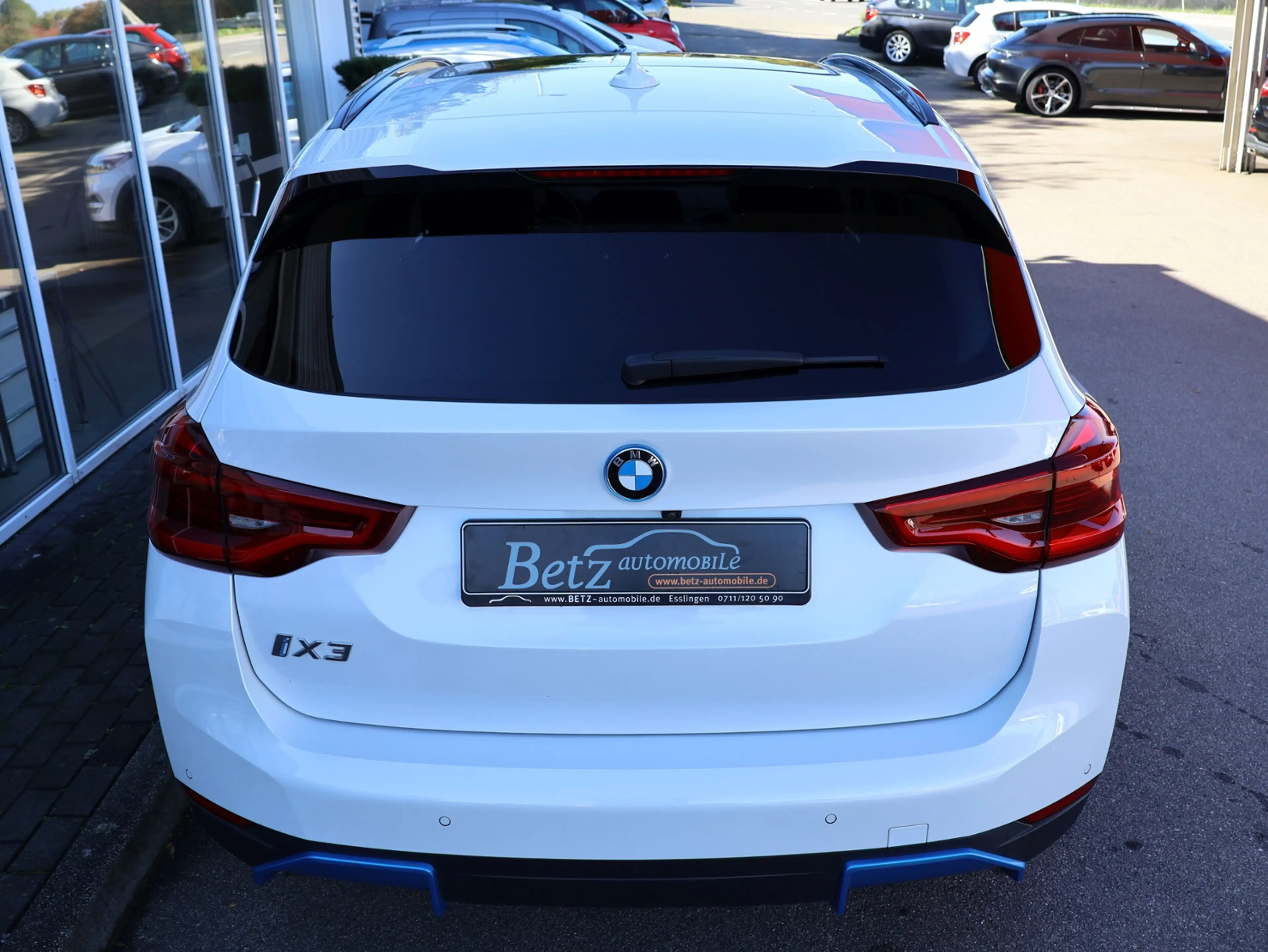 BMW iX3 Impressive Pano RFK HUD — photo 10