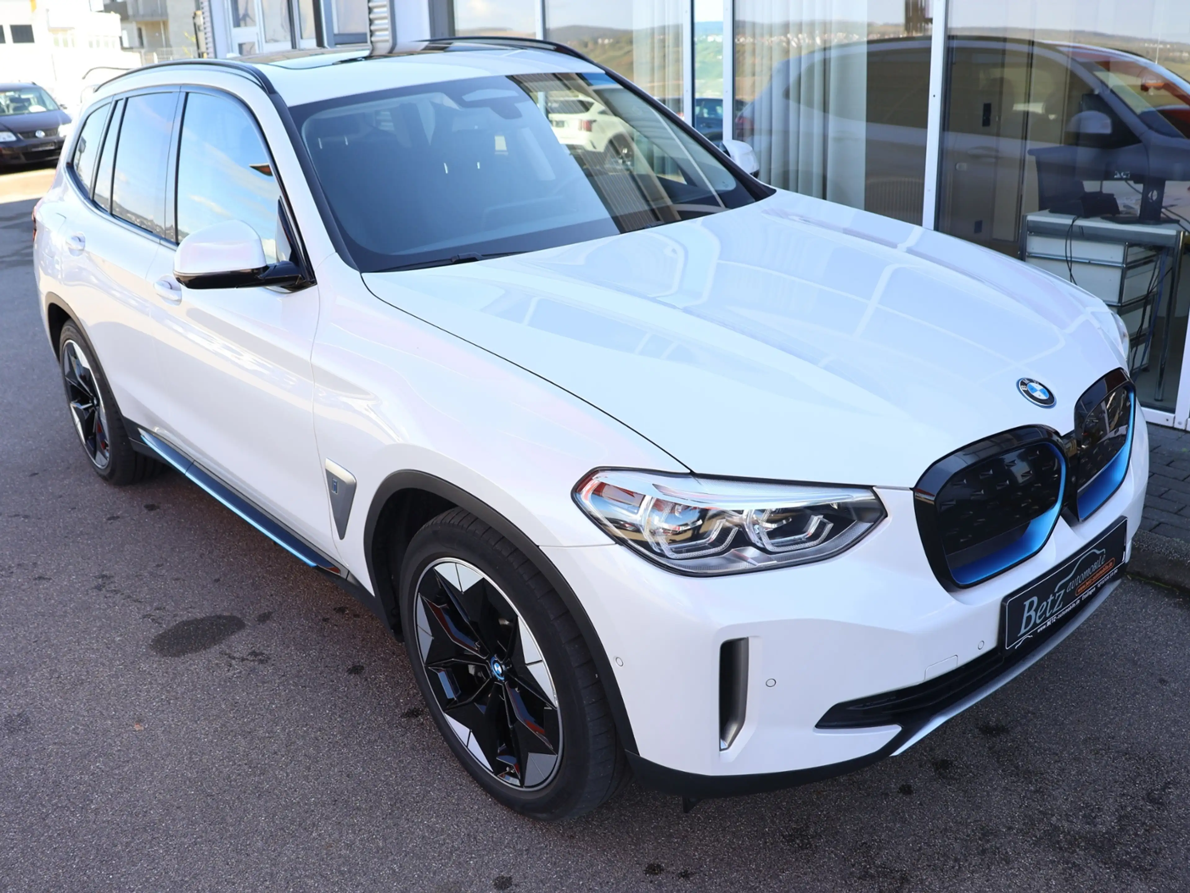 BMW iX3 Impressive Pano RFK HUD — photo 4