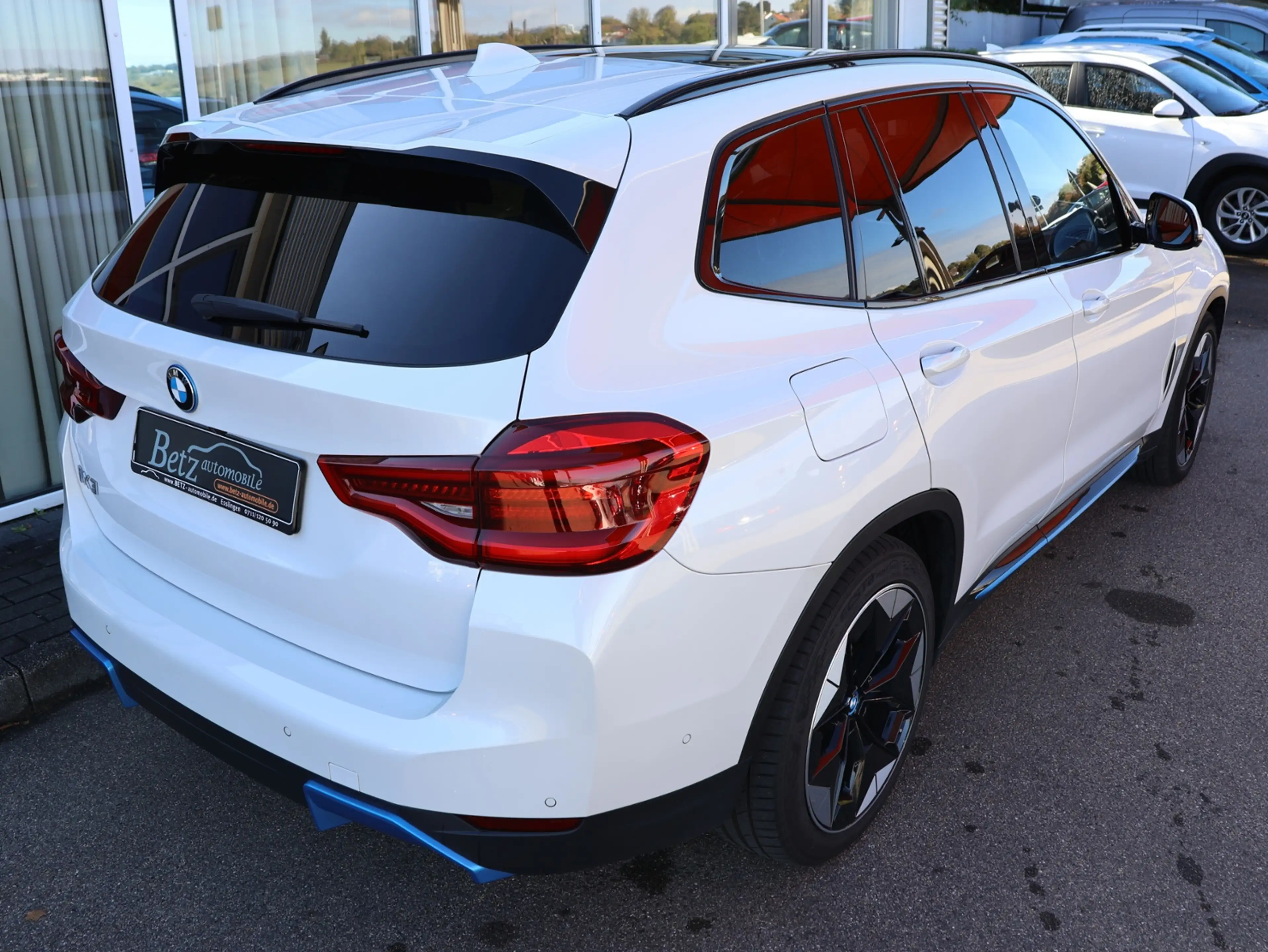 BMW iX3 Impressive Pano RFK HUD — photo 9