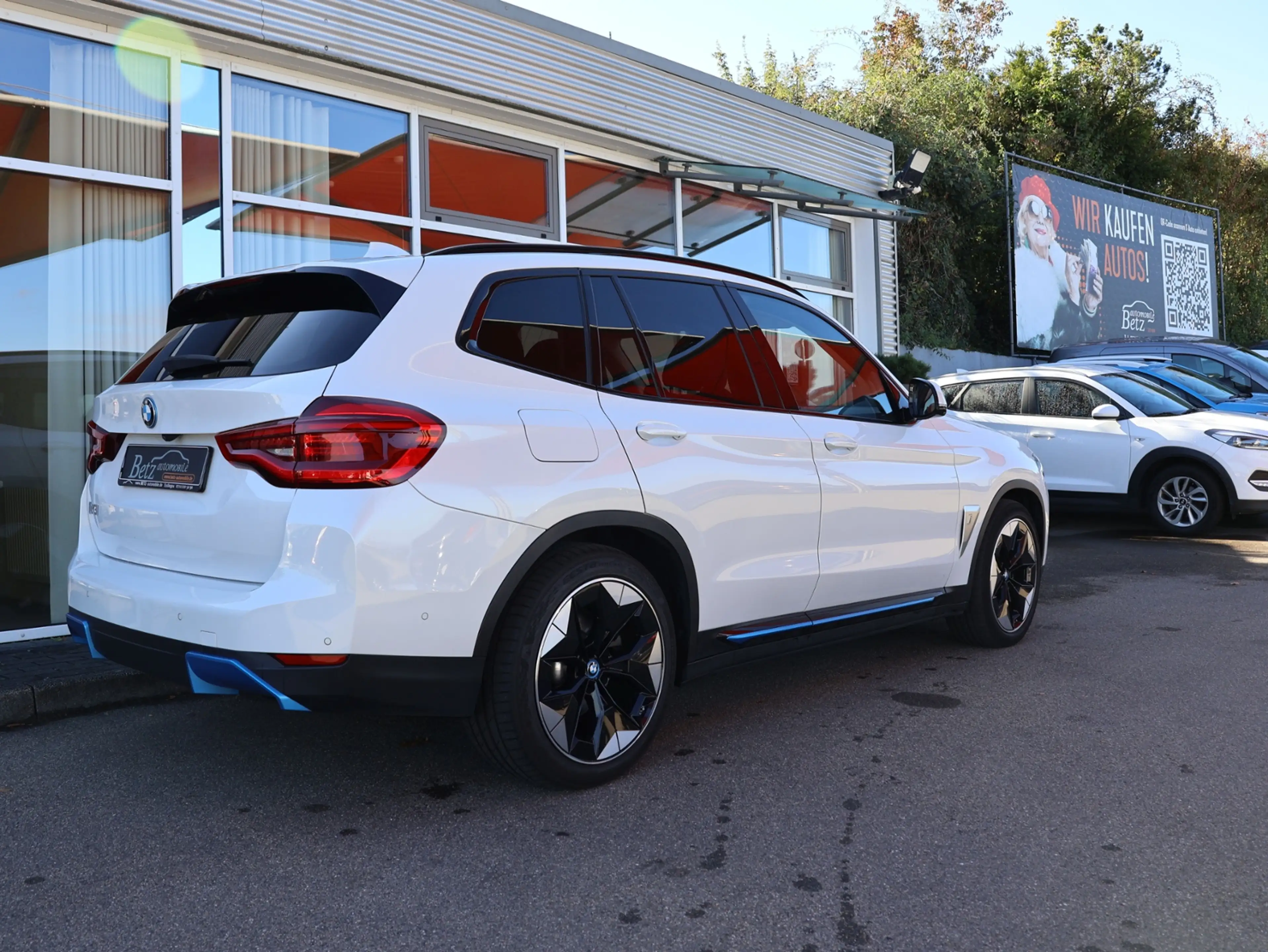 BMW iX3 Impressive Pano RFK HUD — photo 8