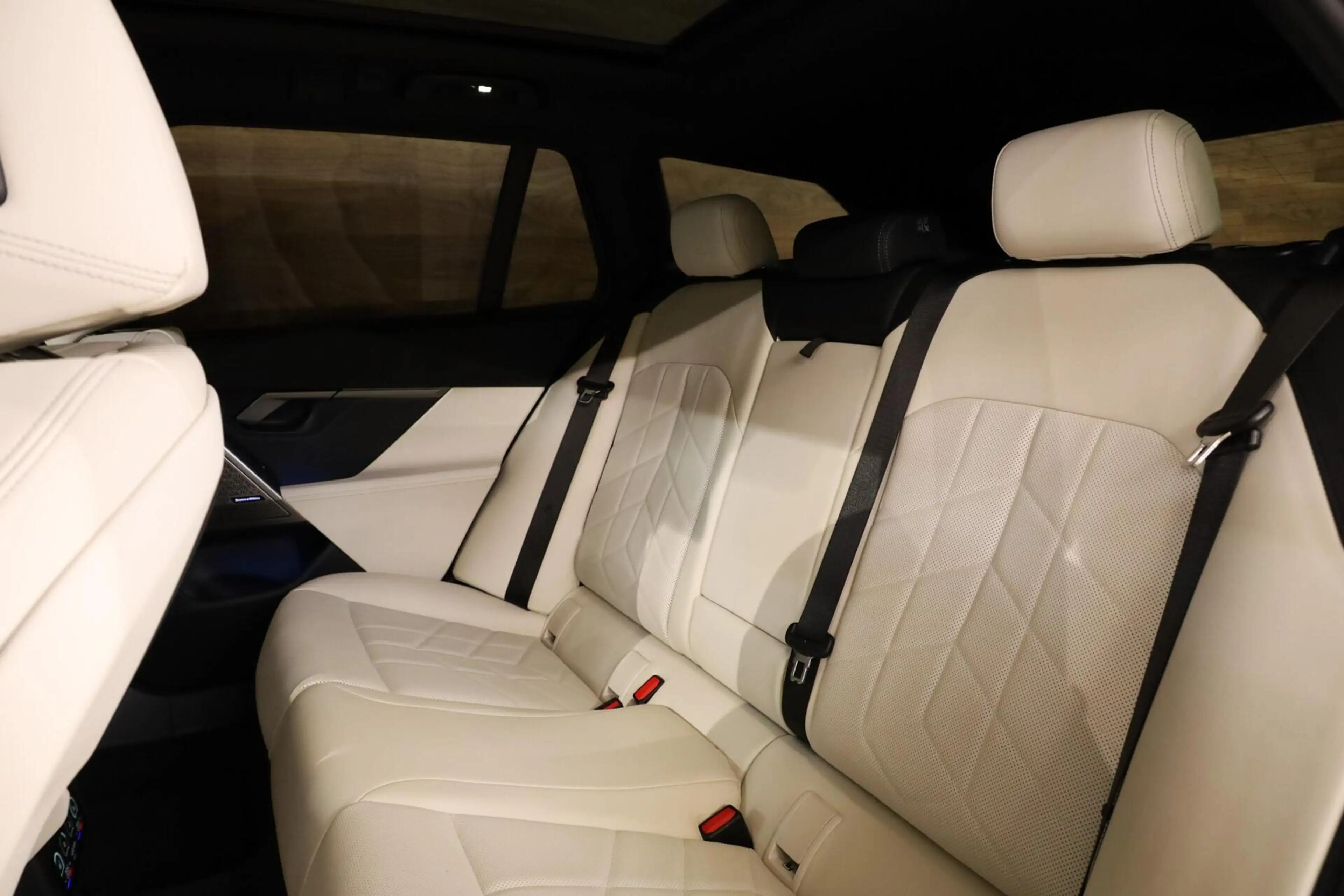 BMW 550 5-serie Touring 550e xDrive — photo 11