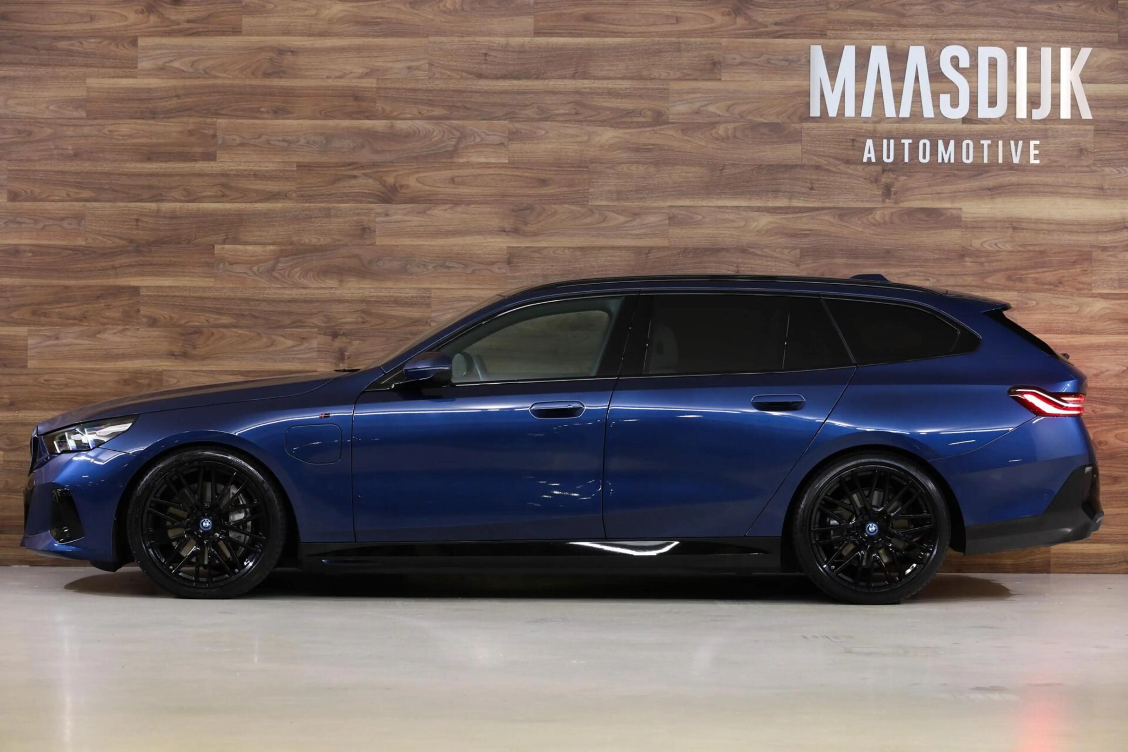 BMW 550 5-serie Touring 550e xDrive — photo 14