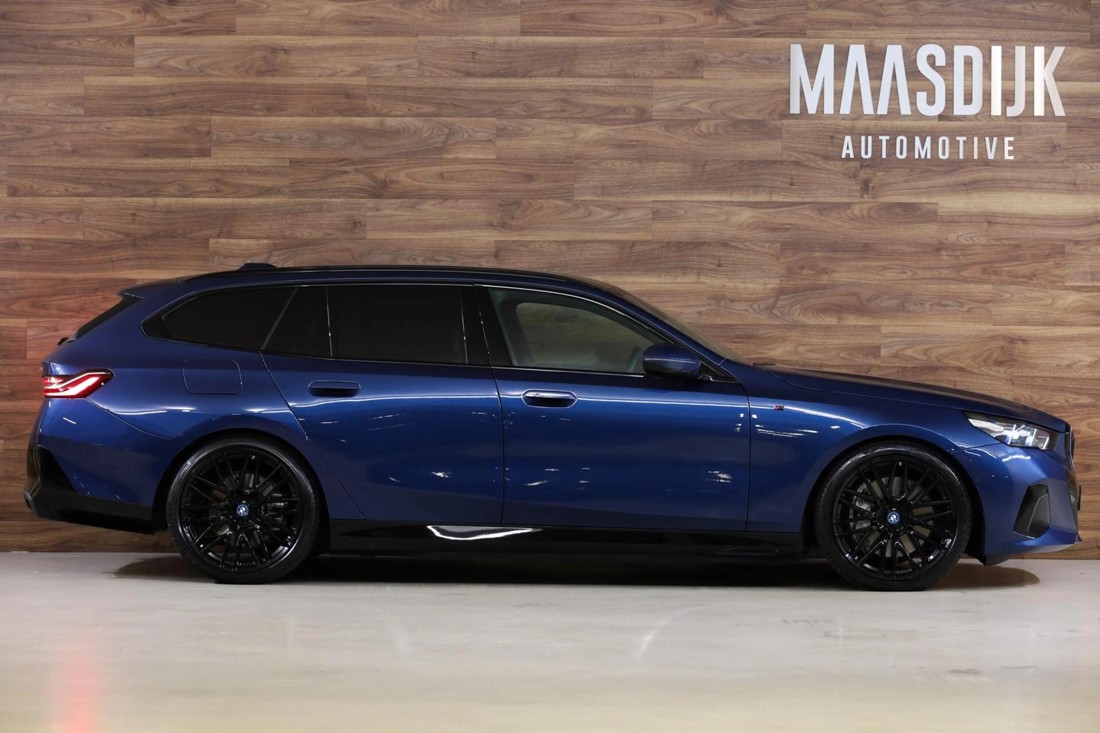 BMW 550 5-serie Touring 550e xDrive — photo 6