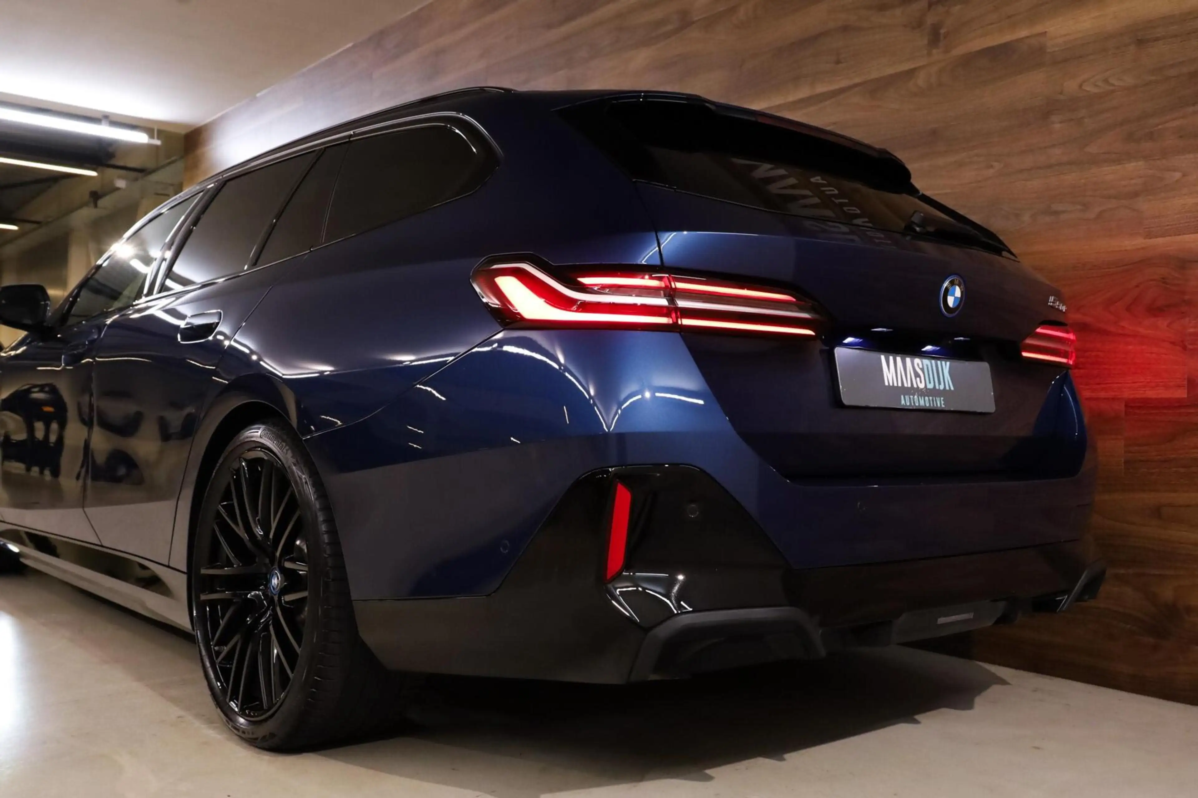 BMW 550 5-serie Touring 550e xDrive — photo 33