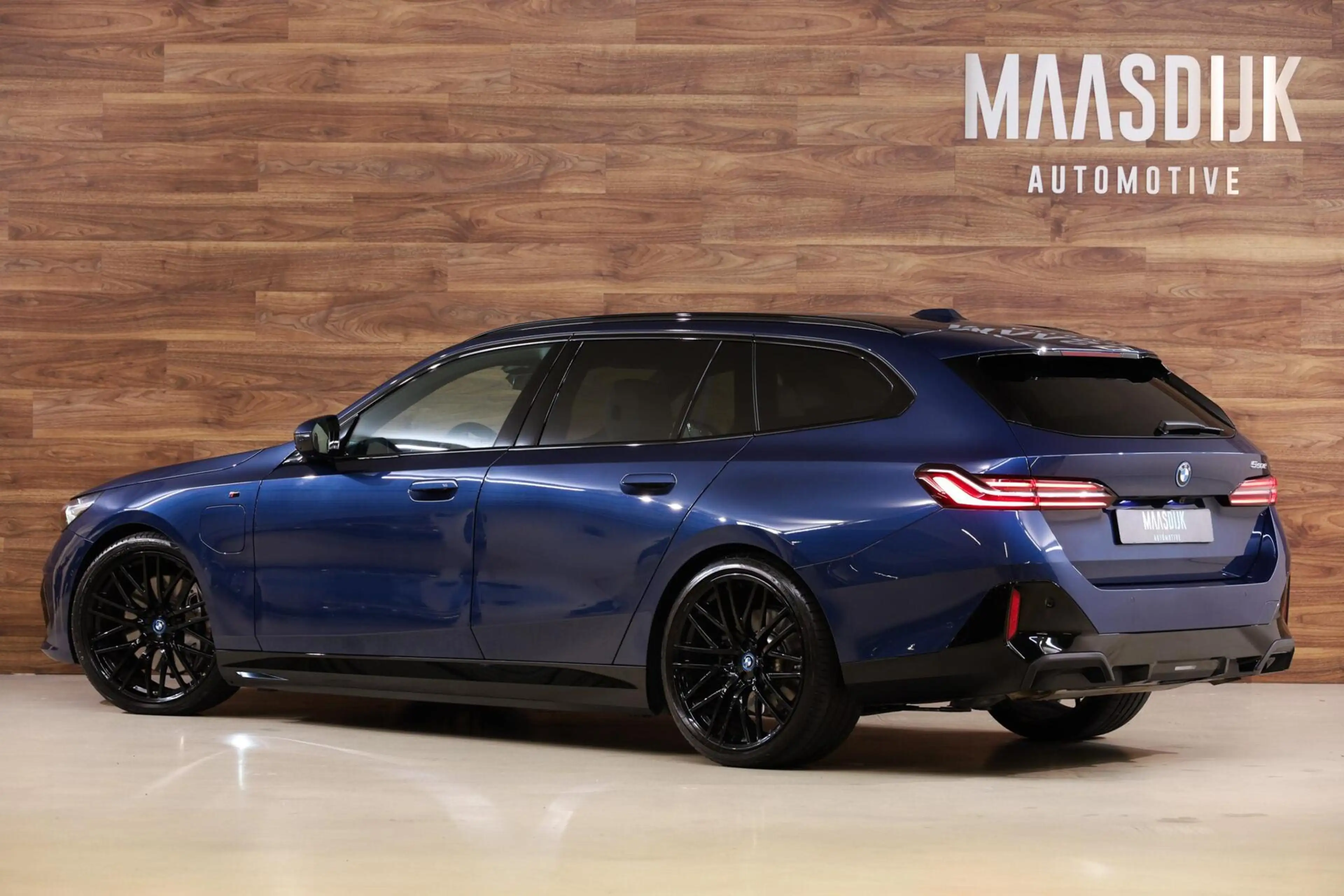 BMW 550 5-serie Touring 550e xDrive — photo 13