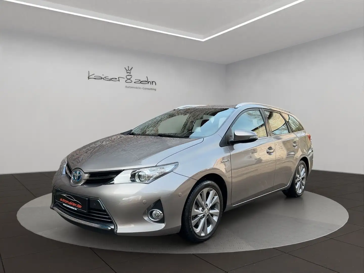 Toyota Auris Hybrid - 1