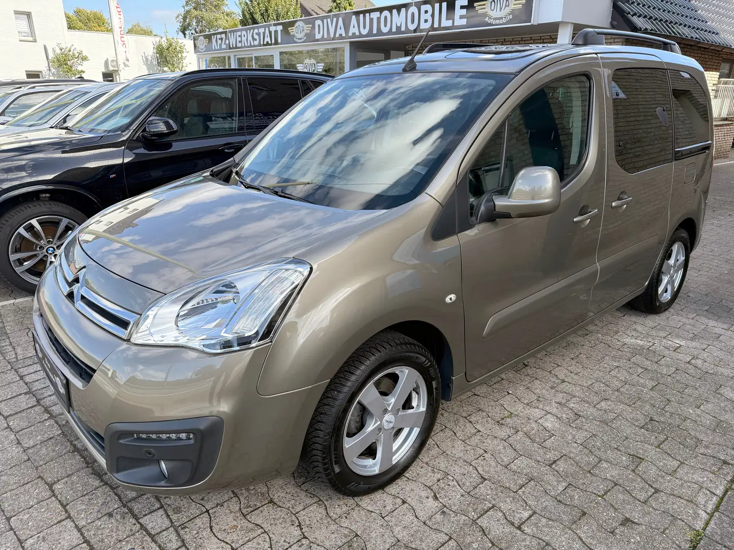 Citroen Berlingo 1.2 Shine Pano, Navi, AHK Braun - 1