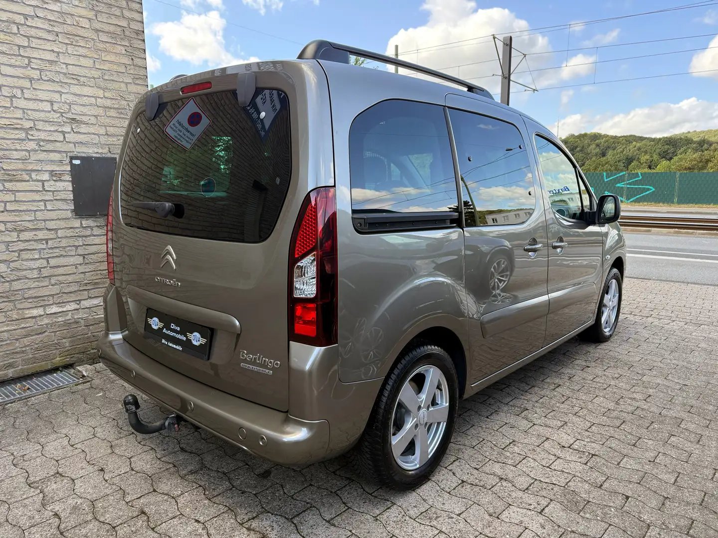 Citroen Berlingo 1.2 Shine Pano, Navi, AHK Braun - 2