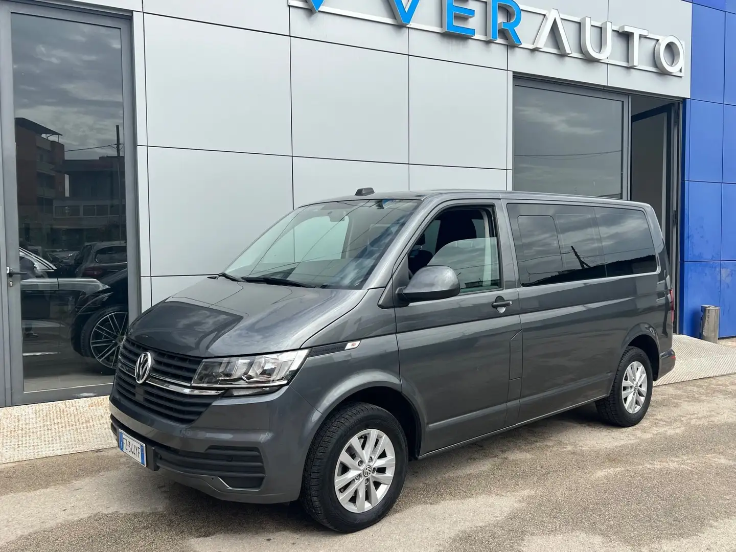 Volkswagen Transporter 2.0 TDI DSG anticipo €8.900 noleggio no scoring Gris - 1