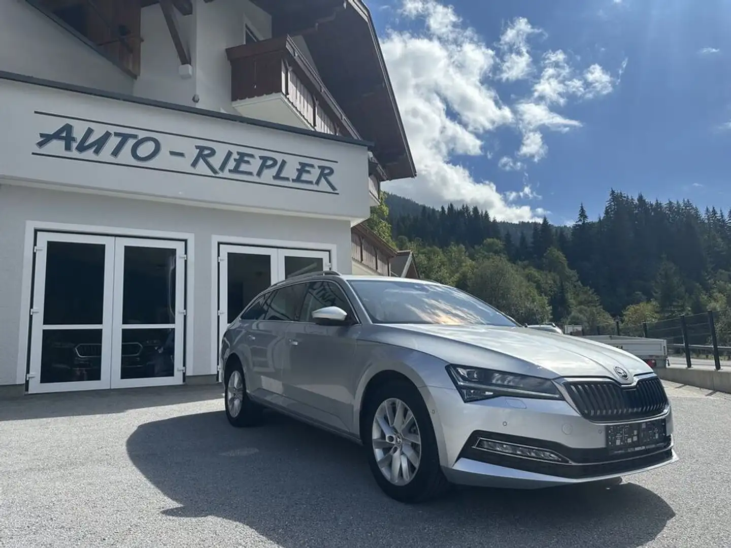 Skoda Superb Kombi 2,0 TDI Style DSG Silber - 2