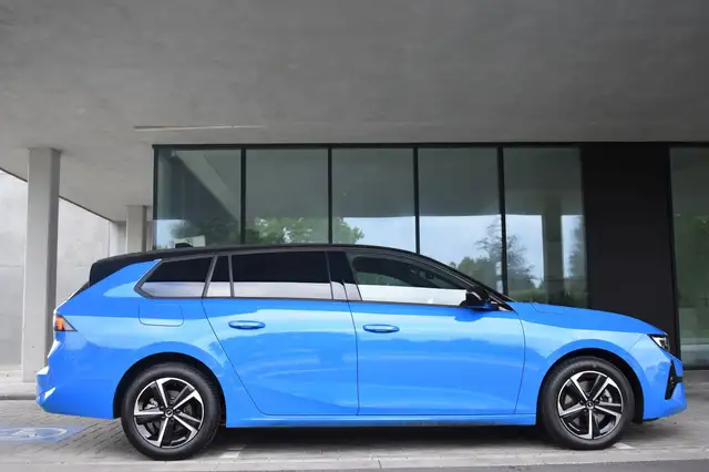 Opel Astra view 3