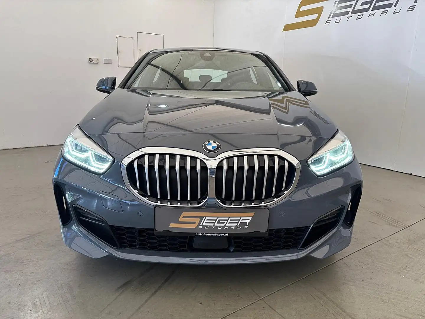 BMW 118 i Aut. M-Sport Grau - 2