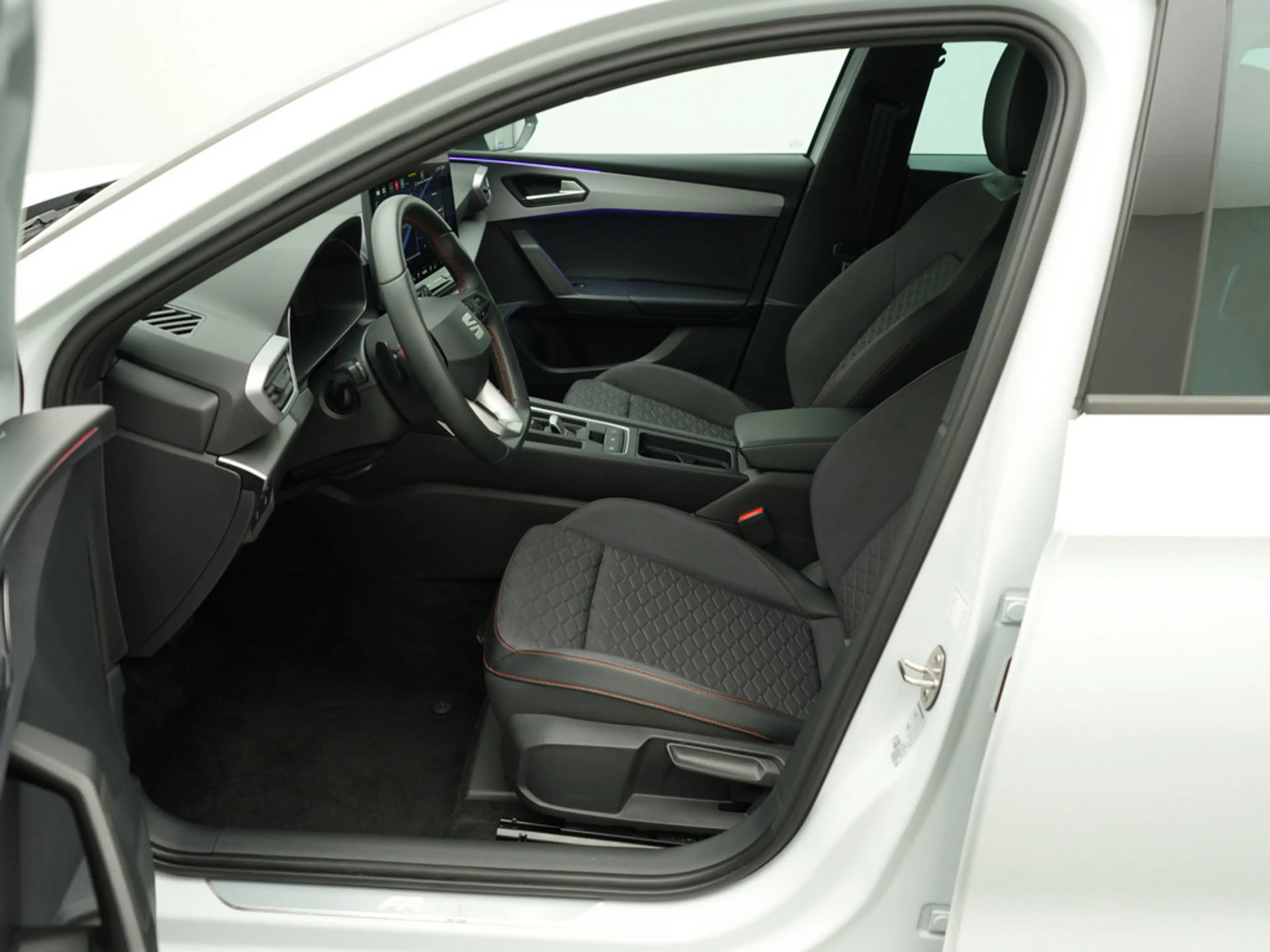 SEAT Leon FR DSG ACC NAVI MATRIX KEYLESS KAM PDC SHZ — photo 14