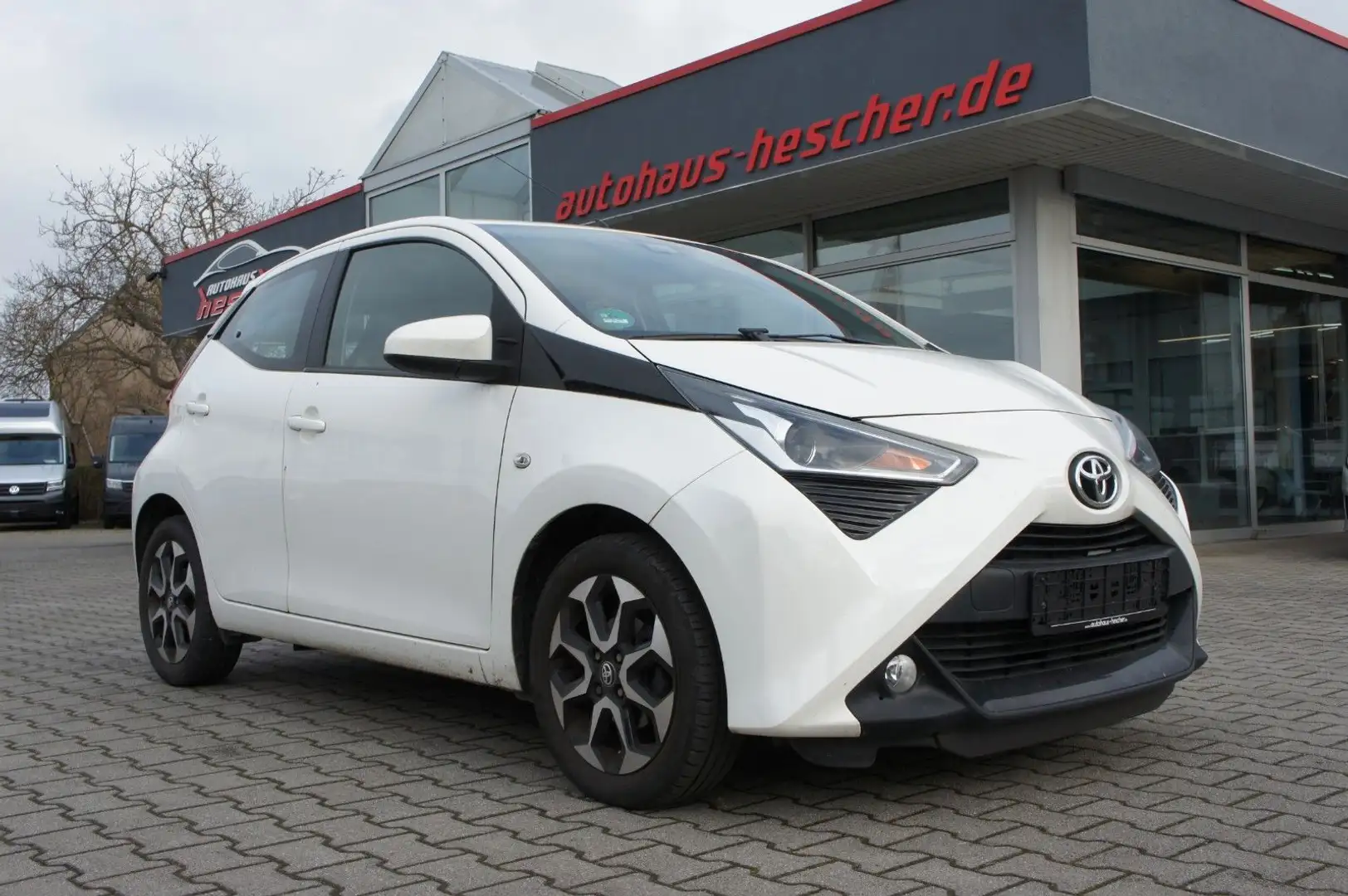 Toyota Aygo 1.0 x-shift x-play club *CARPLAY*KAMERA* Blanc - 2