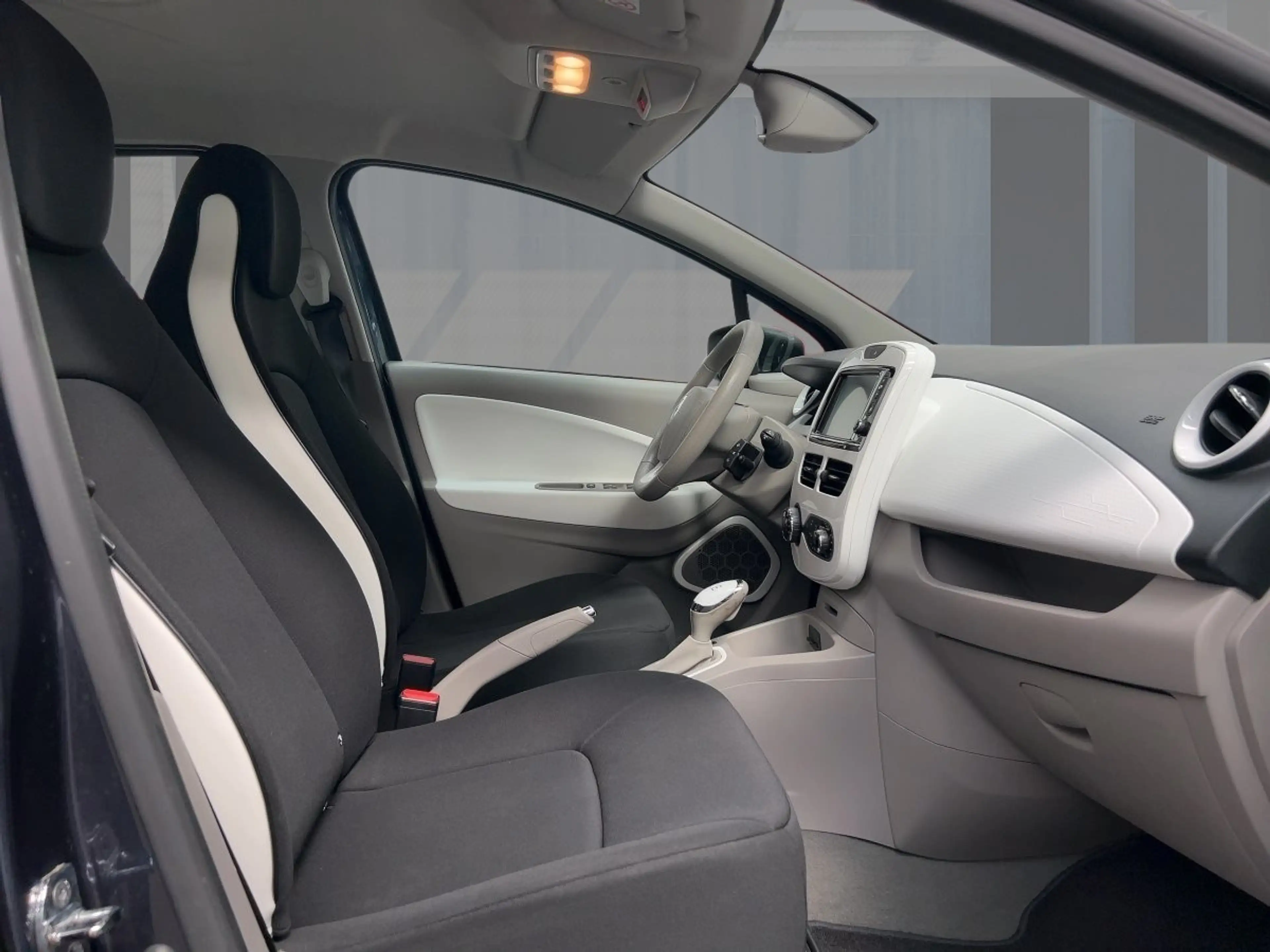 Renault ZOE LIFE ZE 40 PDC — photo 8