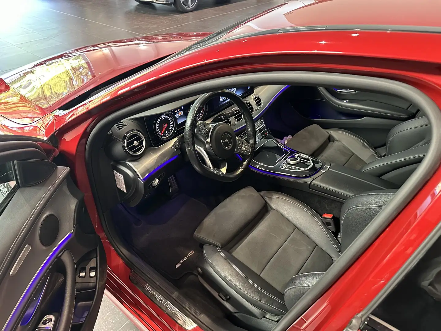 Mercedes-Benz E 200 D Berline AMG Line | Trekhaak | Verwarmde Zetels | Rouge - 2