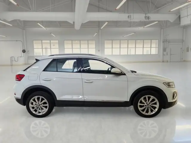 Volkswagen T-Roc view 3