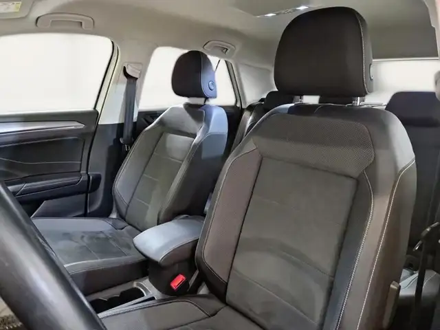 Volkswagen T-Roc view 9