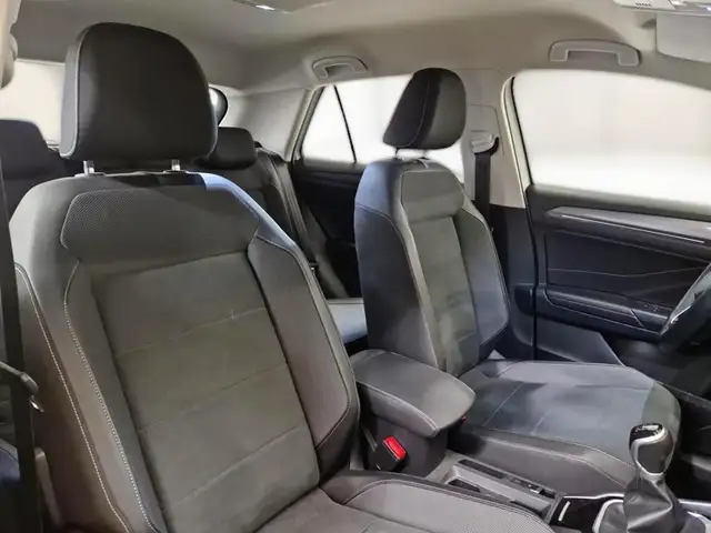 Volkswagen T-Roc view 10