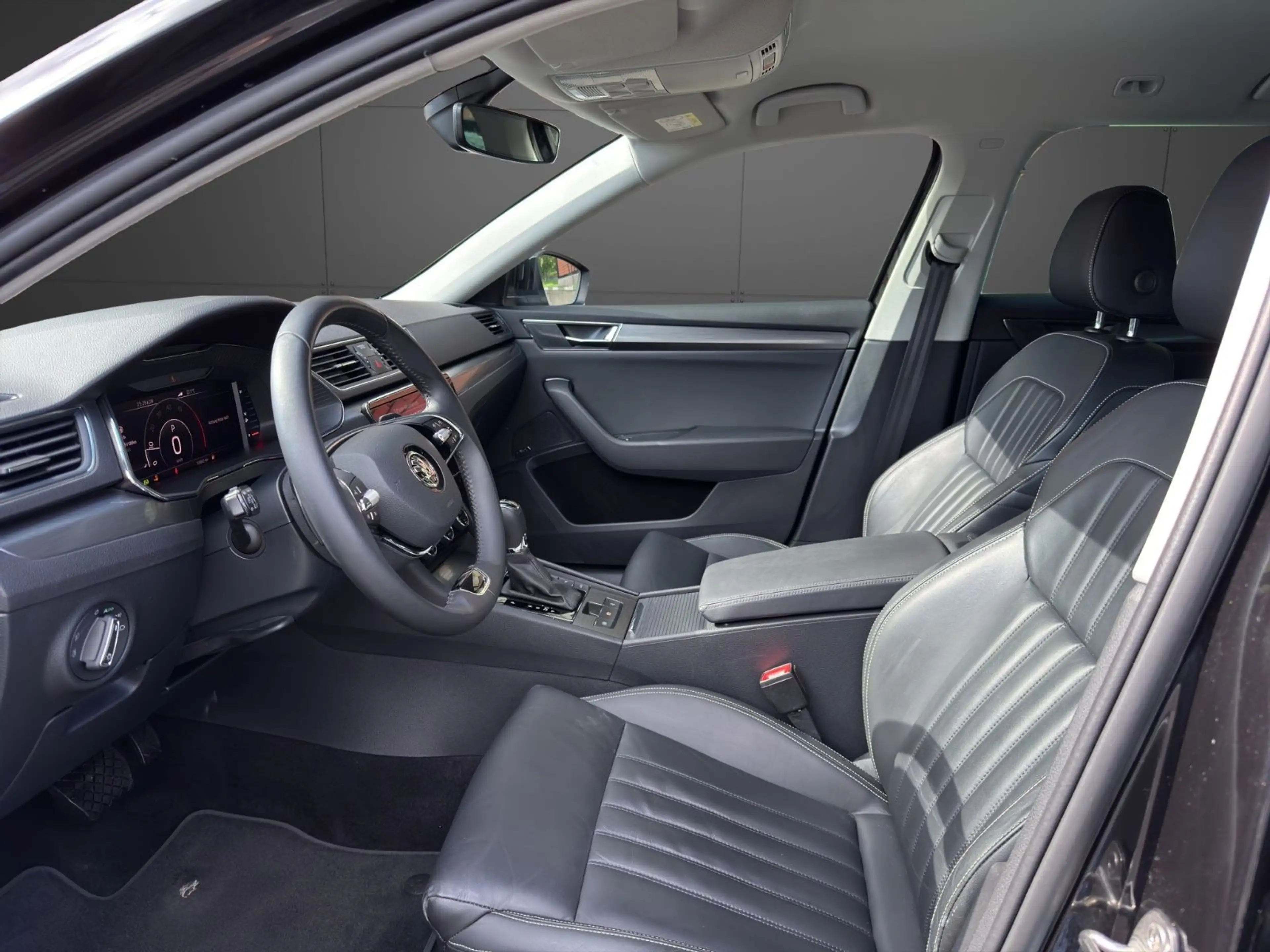 Skoda Superb Kombi Leder LED Navi Keyless Canton Navi — photo 13