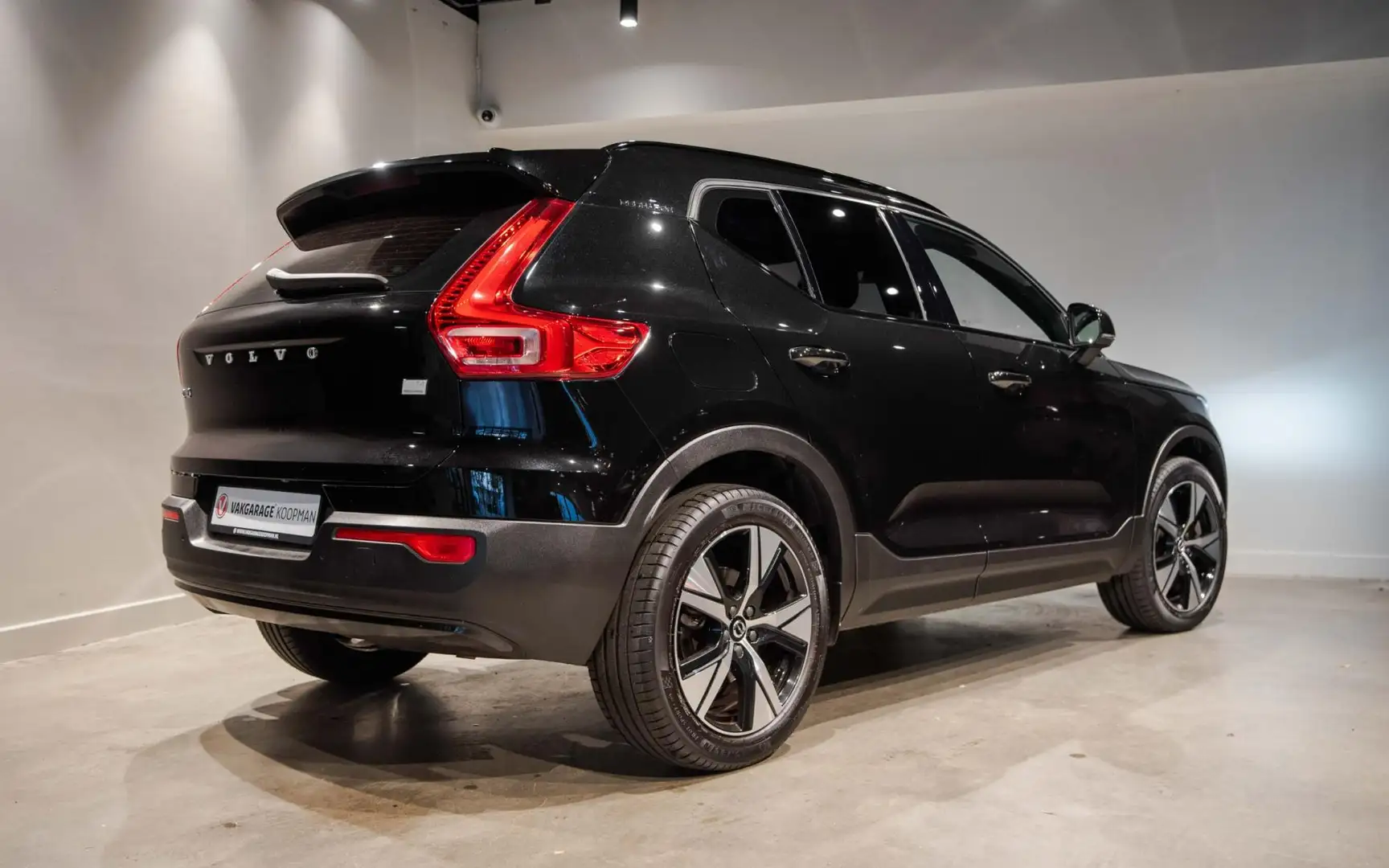 Volvo XC40 1.5 T4 Recharge R-Design Zwart - 2