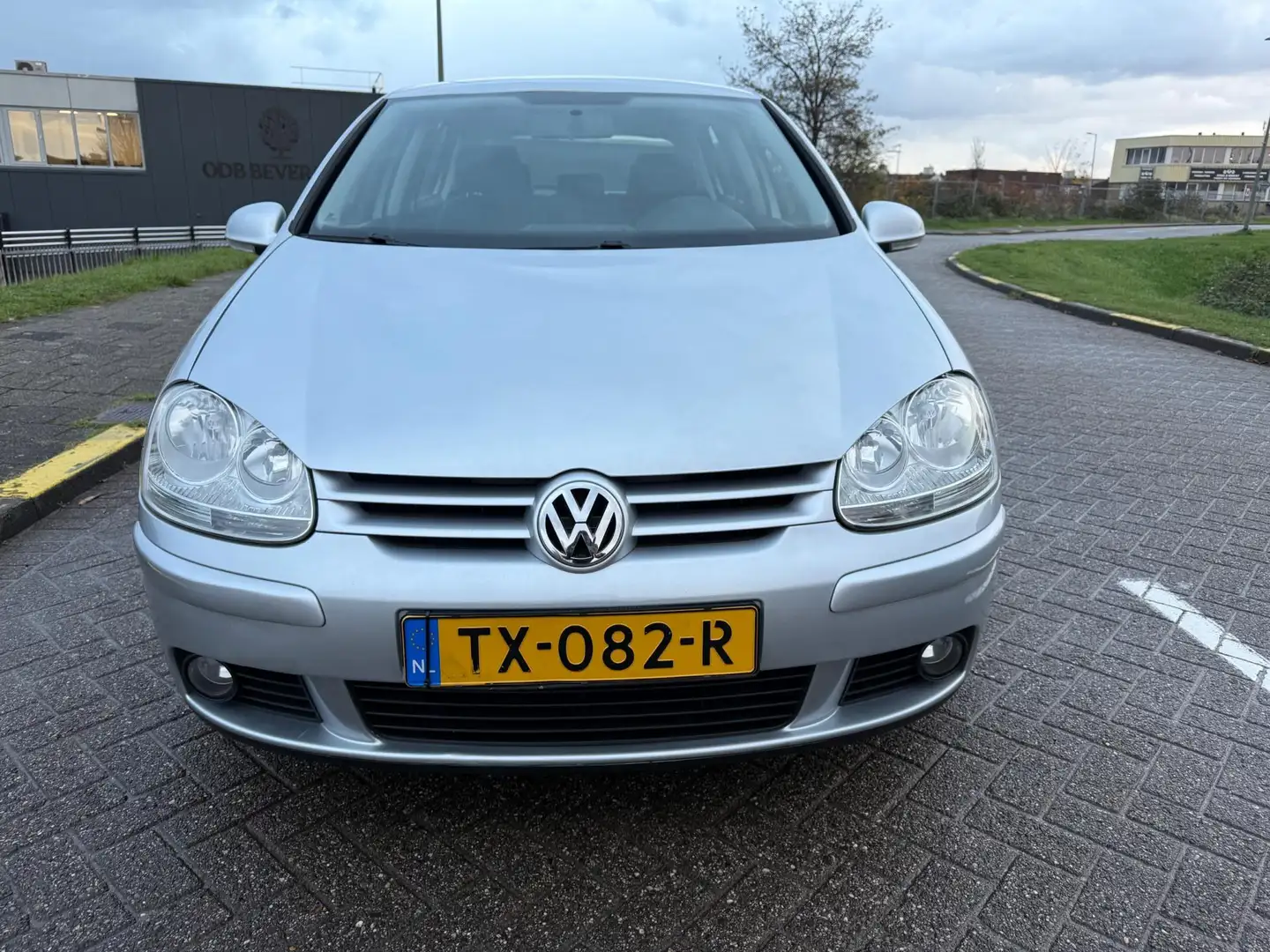 Volkswagen Golf 1.6 FSI Sportline_AUTOMAAT_NETTE AUTO Grijs - 2