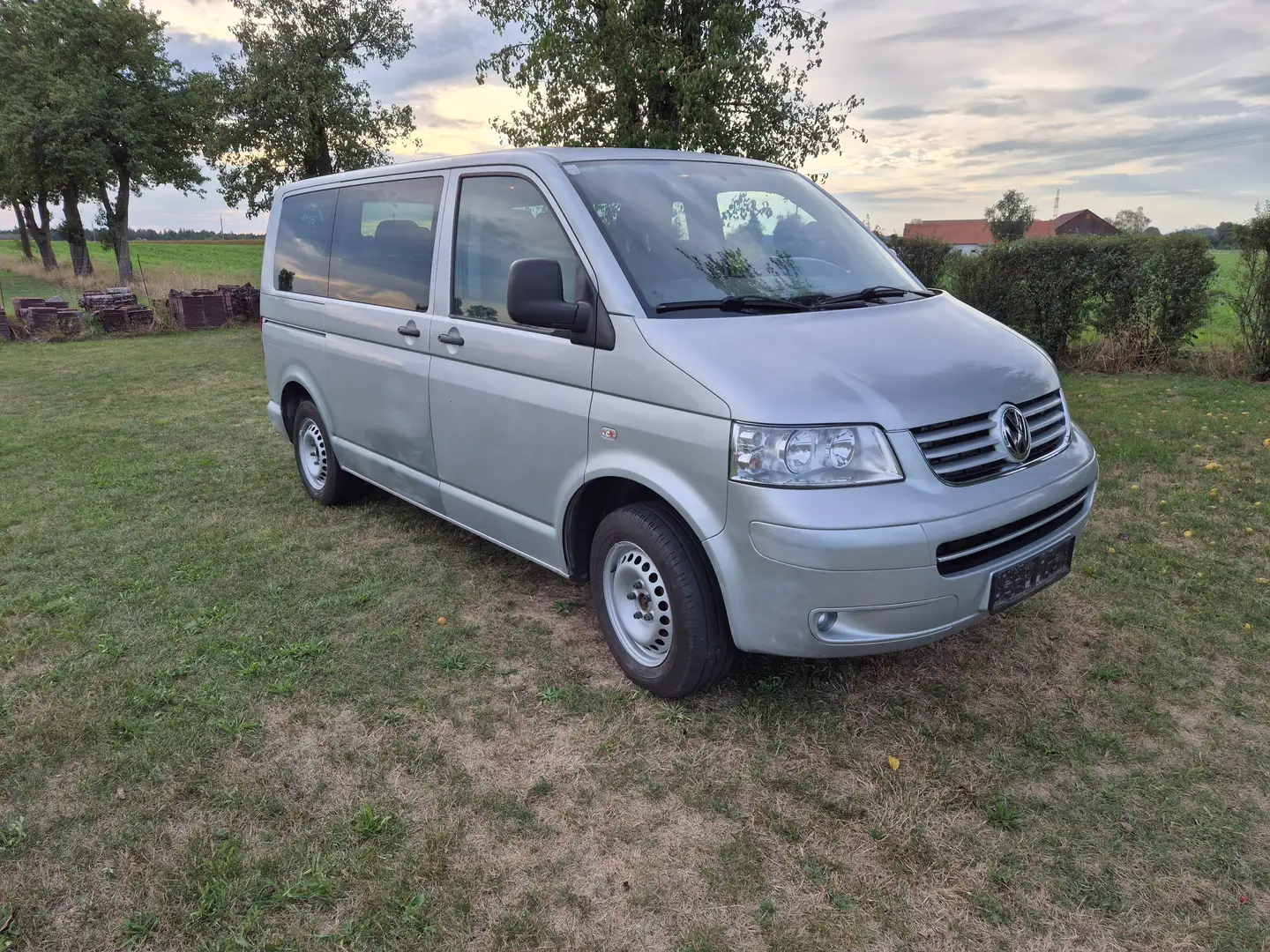 Volkswagen T5 Caravelle Caravelle LR Trendline 1,9 TDI D-PF Trendline Silber - 1
