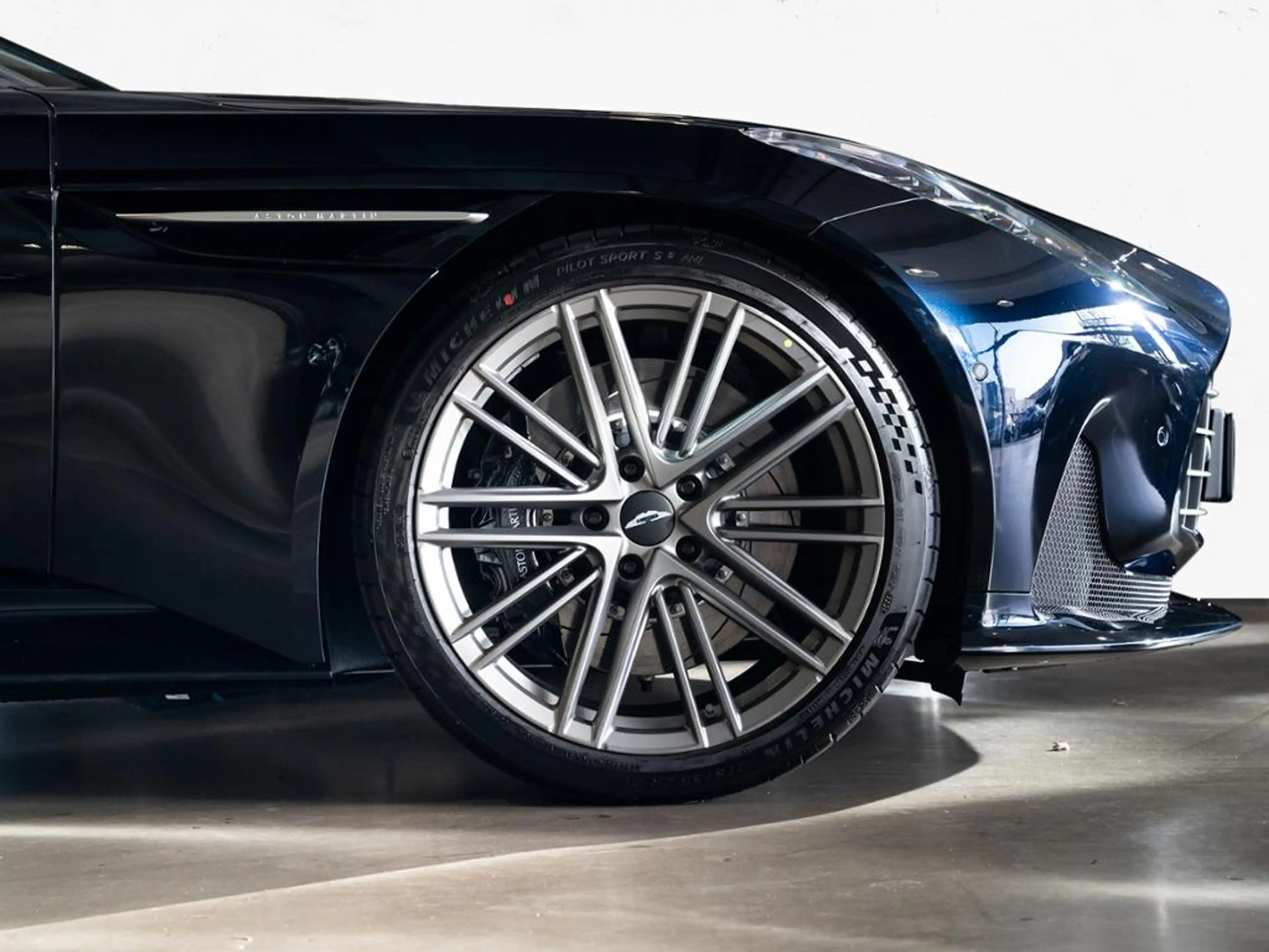 Aston Martin DB12 Volante Aston Martin Hamburg — photo 5