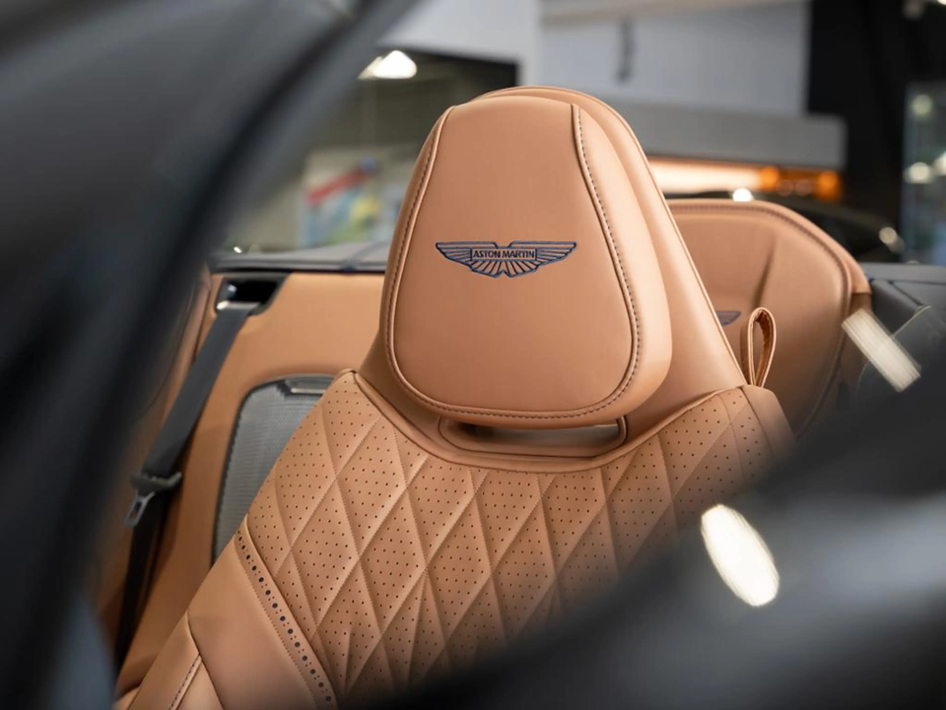 Aston Martin DB12 Volante Aston Martin Hamburg — photo 6