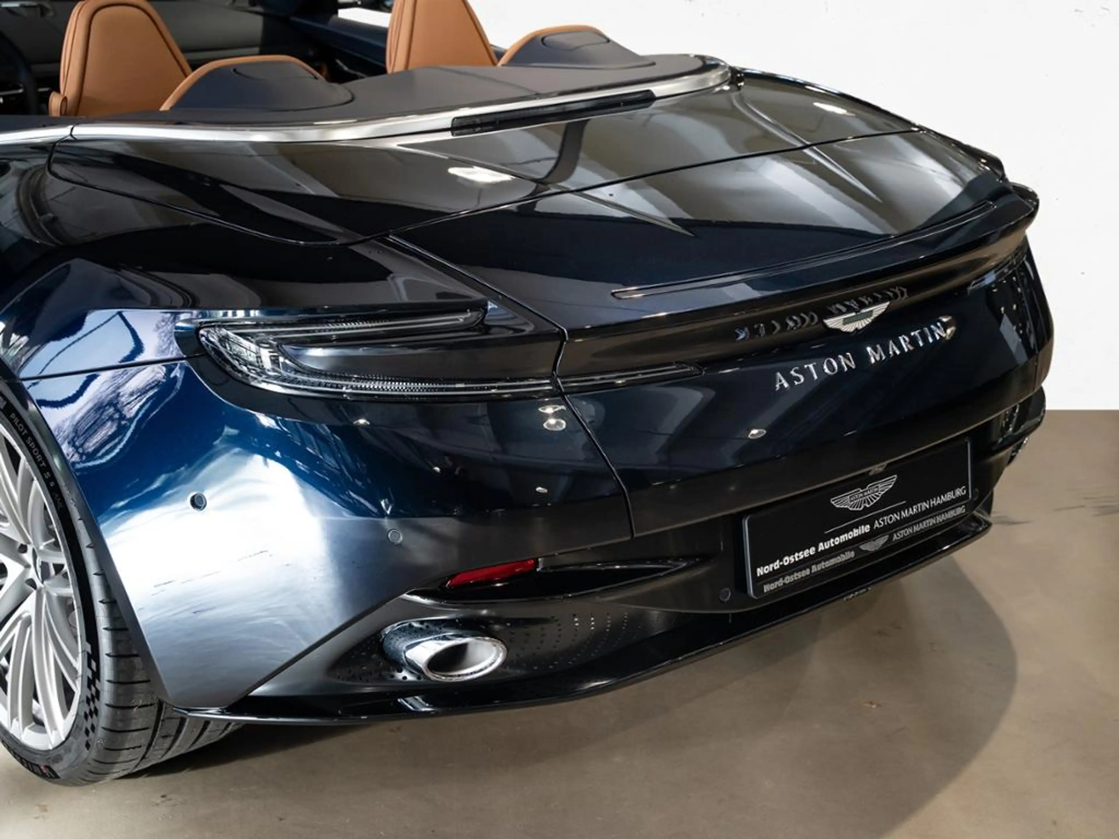Aston Martin DB12 Volante Aston Martin Hamburg — photo 9