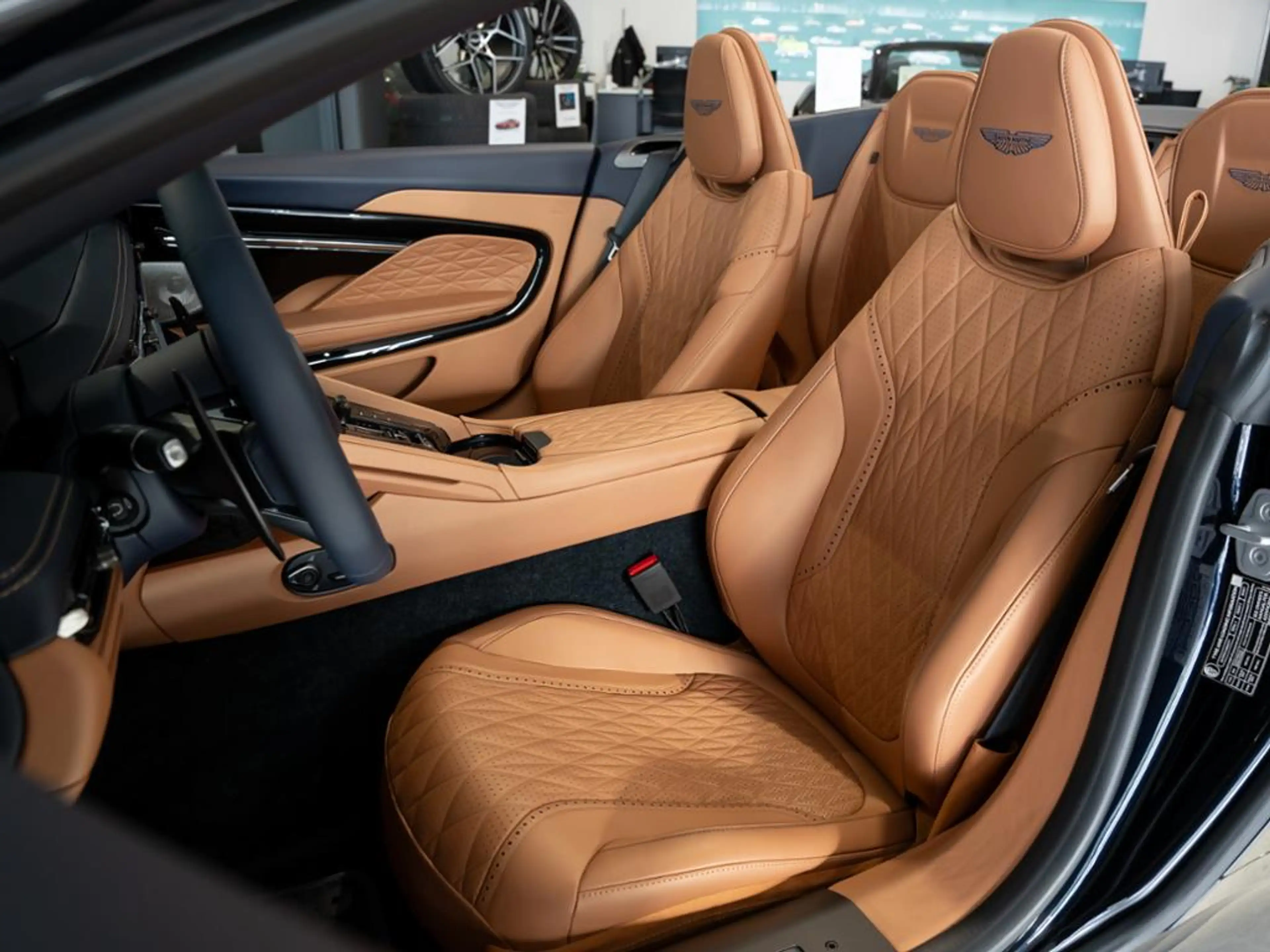 Aston Martin DB12 Volante Aston Martin Hamburg — photo 13