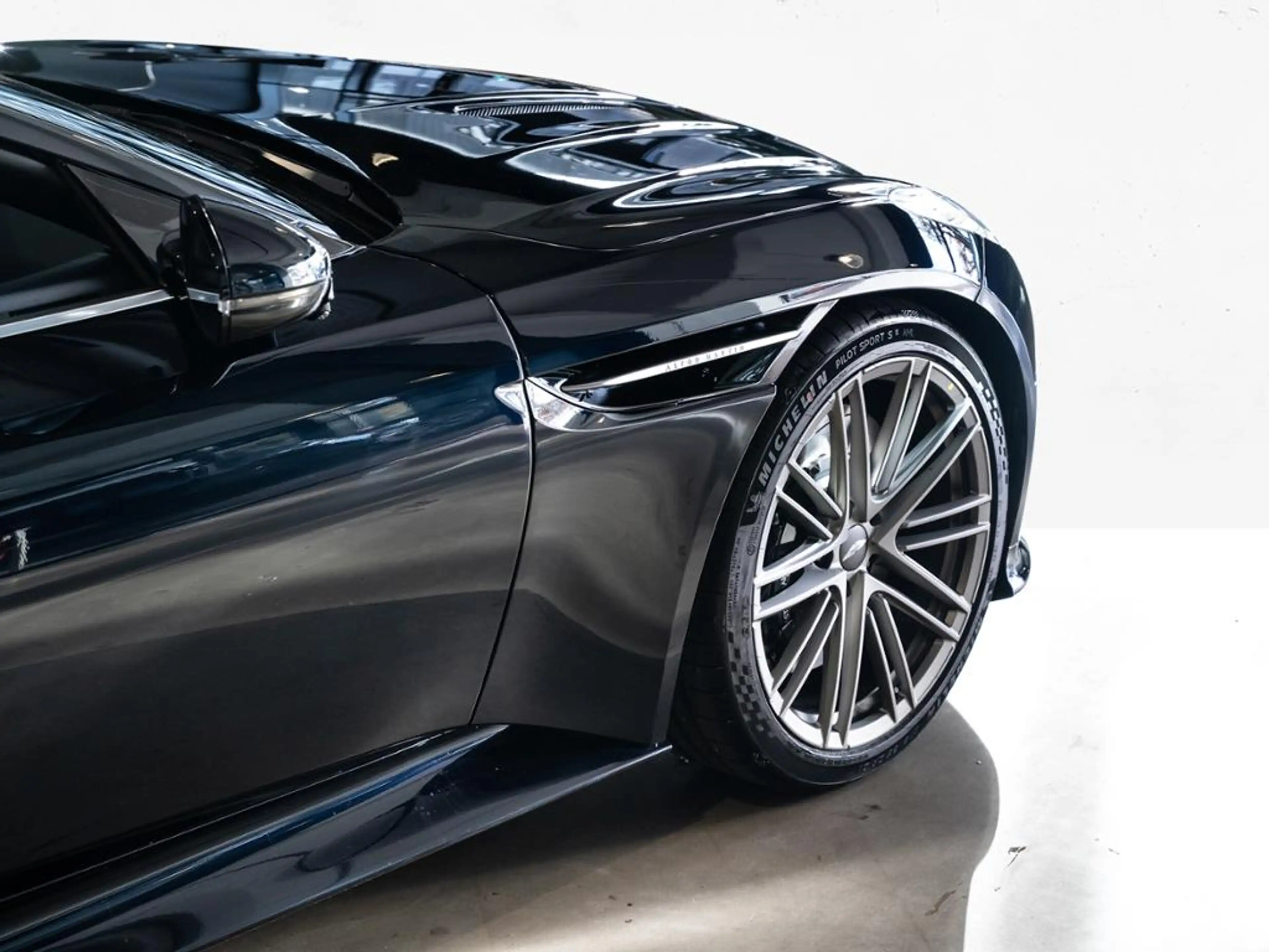 Aston Martin DB12 Volante Aston Martin Hamburg — photo 10