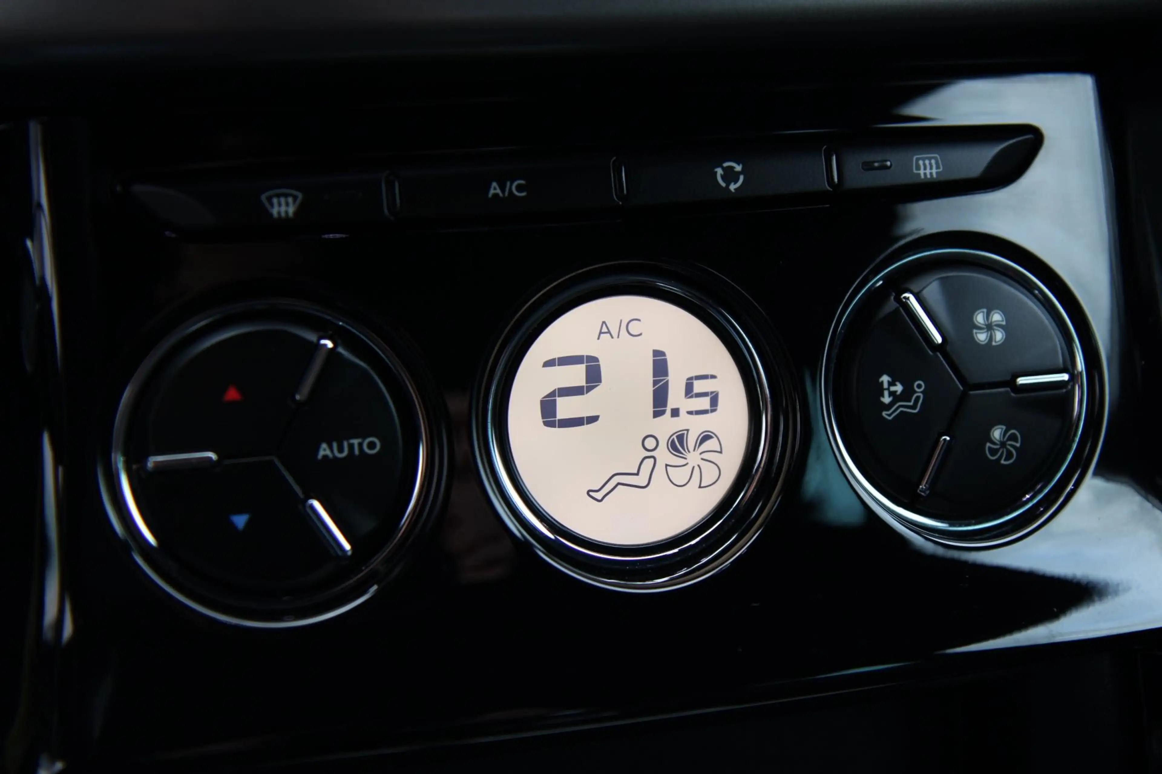 DS Automobiles DS 3 Cabrio 1.2 PureTech So Chic Hifi Sound Navi Camera — photo 32