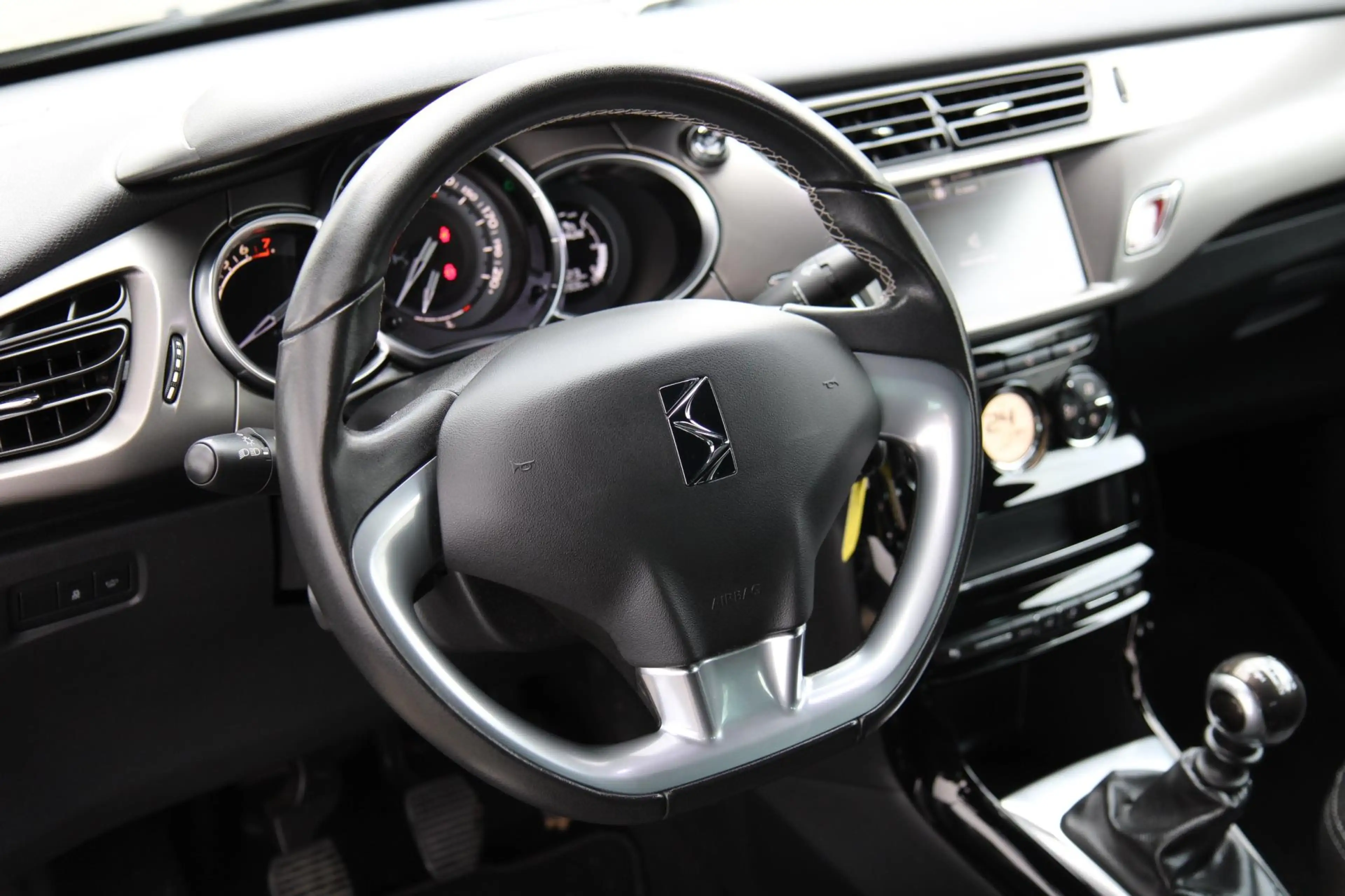 DS Automobiles DS 3 Cabrio 1.2 PureTech So Chic Hifi Sound Navi Camera — photo 20