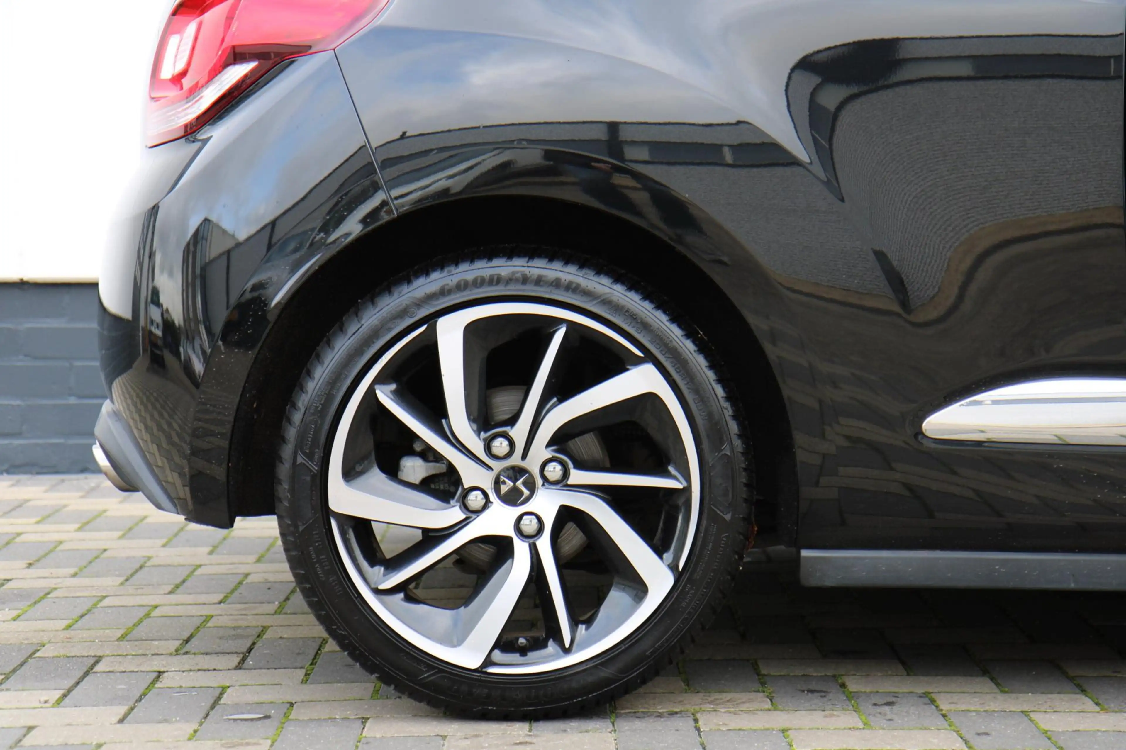 DS Automobiles DS 3 Cabrio 1.2 PureTech So Chic Hifi Sound Navi Camera — photo 49