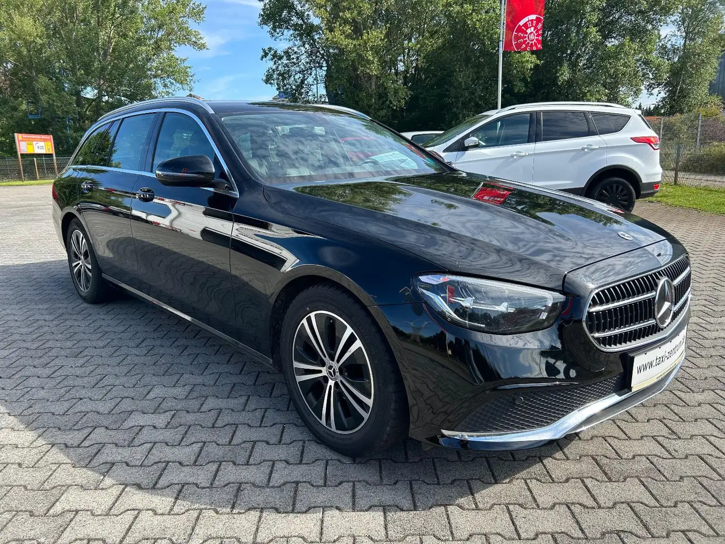 Mercedes-Benz E 200 KOMBI TAXI LED AVANGARD 1.HAND NAVI S-HEFT Schwarz - 2