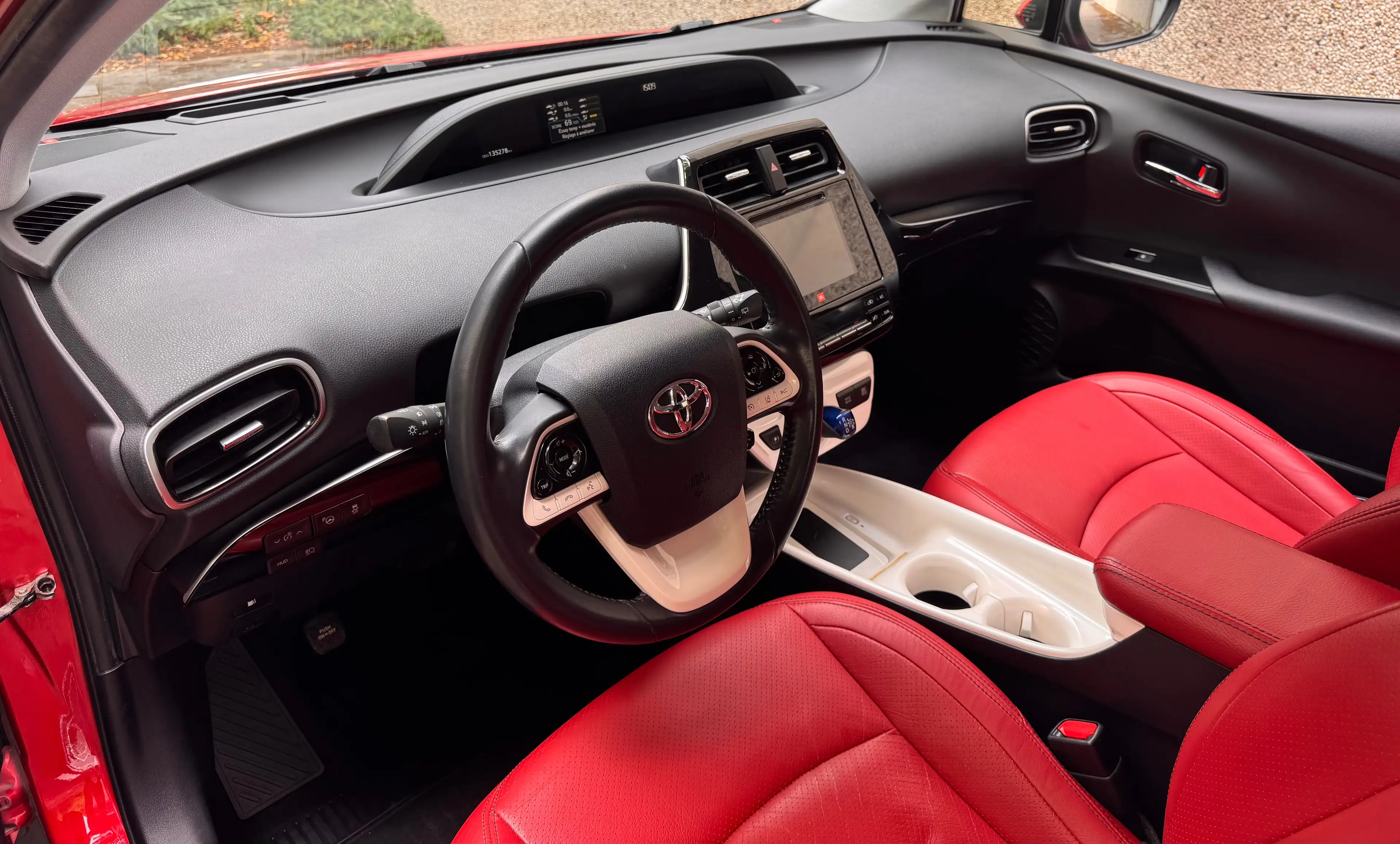 Toyota Prius PHEV 1.8i Red Edition - FULL Options — photo 8
