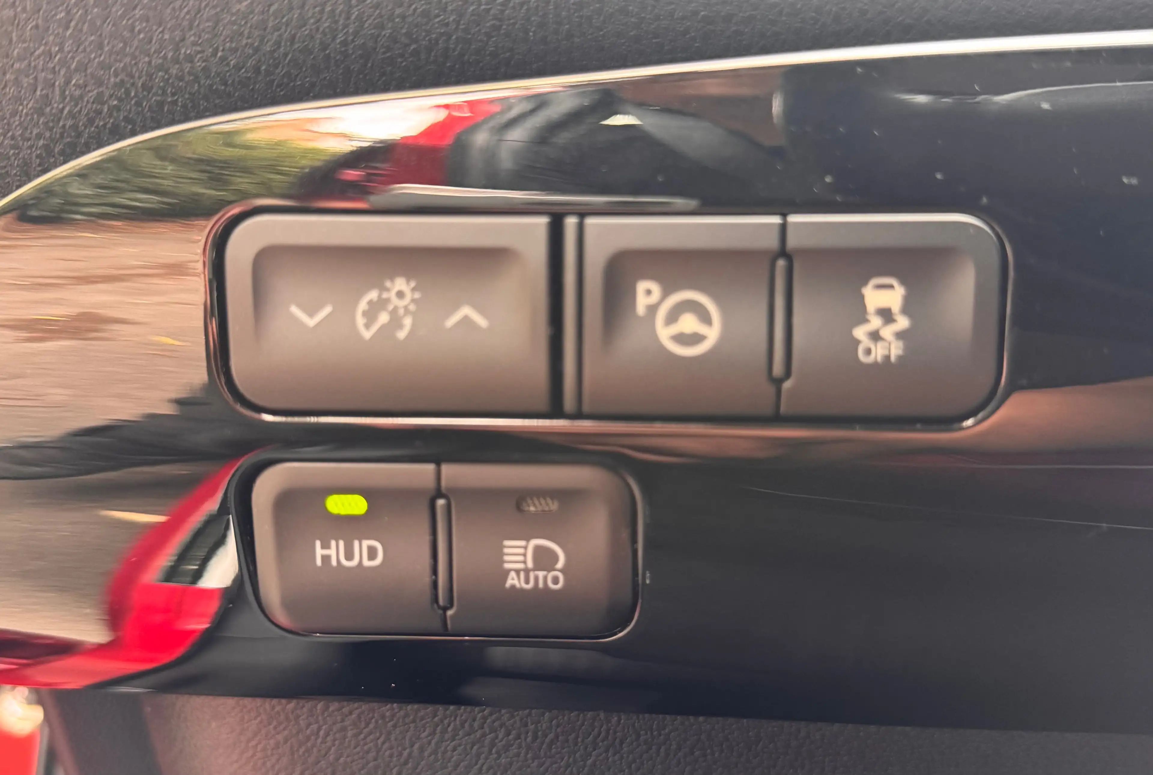 Toyota Prius PHEV 1.8i Red Edition - FULL Options — photo 13