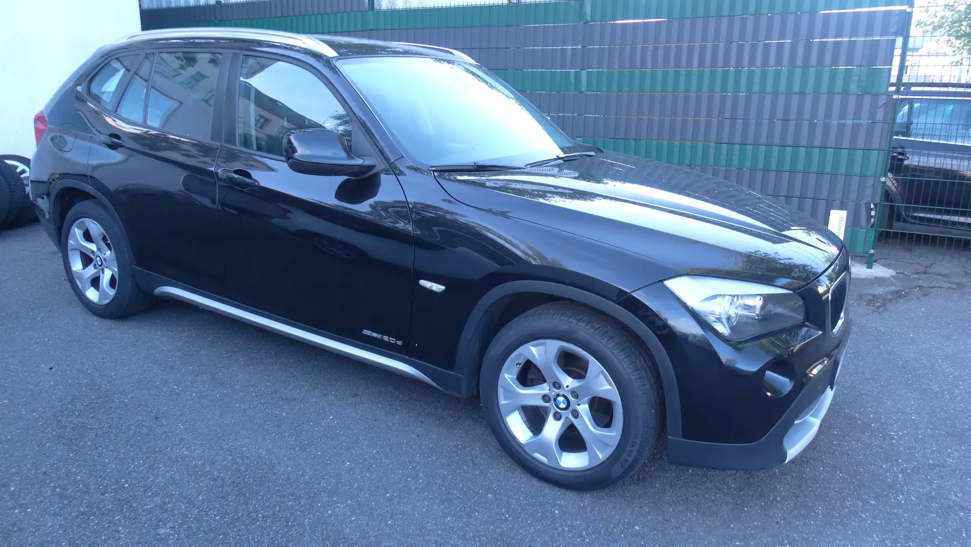 BMW X1 20 d sDrive Schwarz - 2