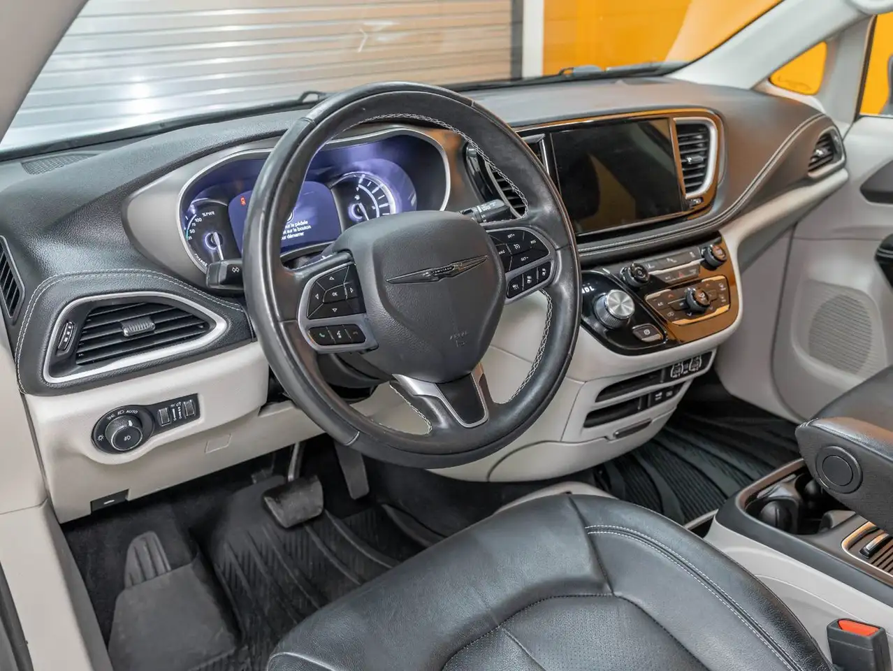 Chrysler Pacifica photo Chrysler Pacifica