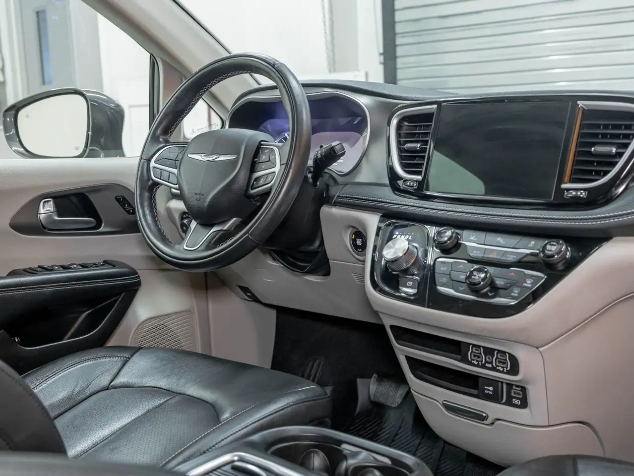 Chrysler Pacifica photo Chrysler Pacifica