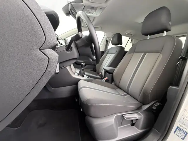 Volkswagen T-Roc view 9