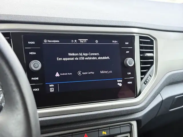 Volkswagen T-Roc view 13