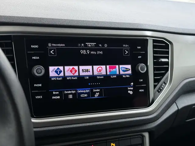 Volkswagen T-Roc view 14