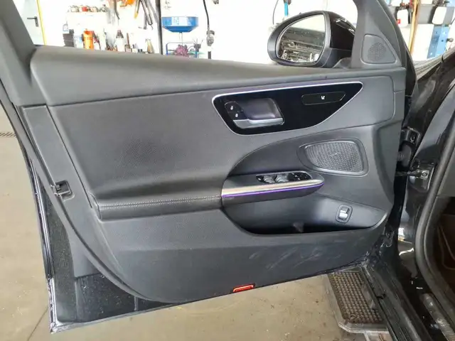 Mercedes-Benz C-Class view 18