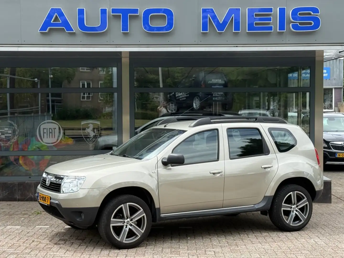Dacia Duster 1.6 Laureate Airco Trekhaak Grijs - 1