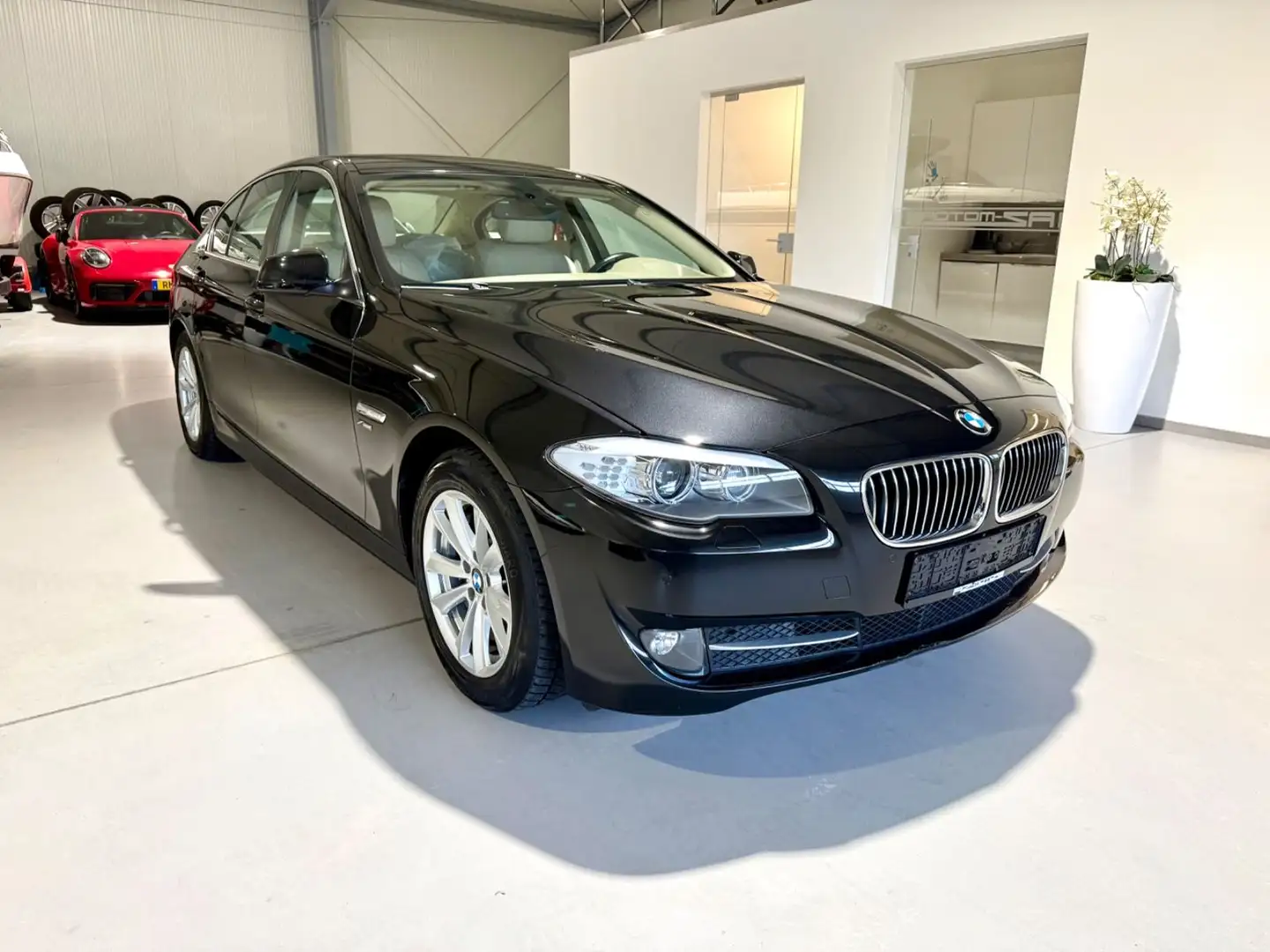 BMW 530 d xDrive Lim Xenon/Head-Up/AHK/Leder Schwarz - 2