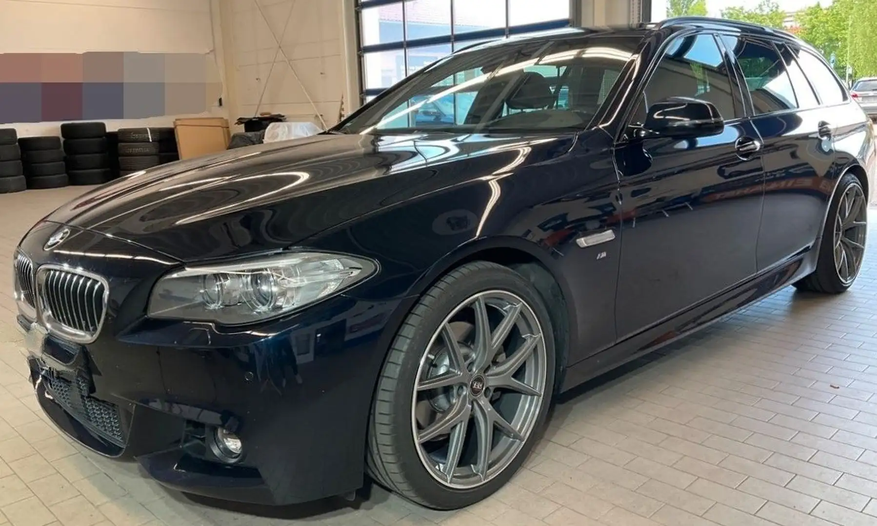 BMW 520 d xDrive M Sport*HUD*H&K*KeylessGo*AHK*Kamera Zwart - 1