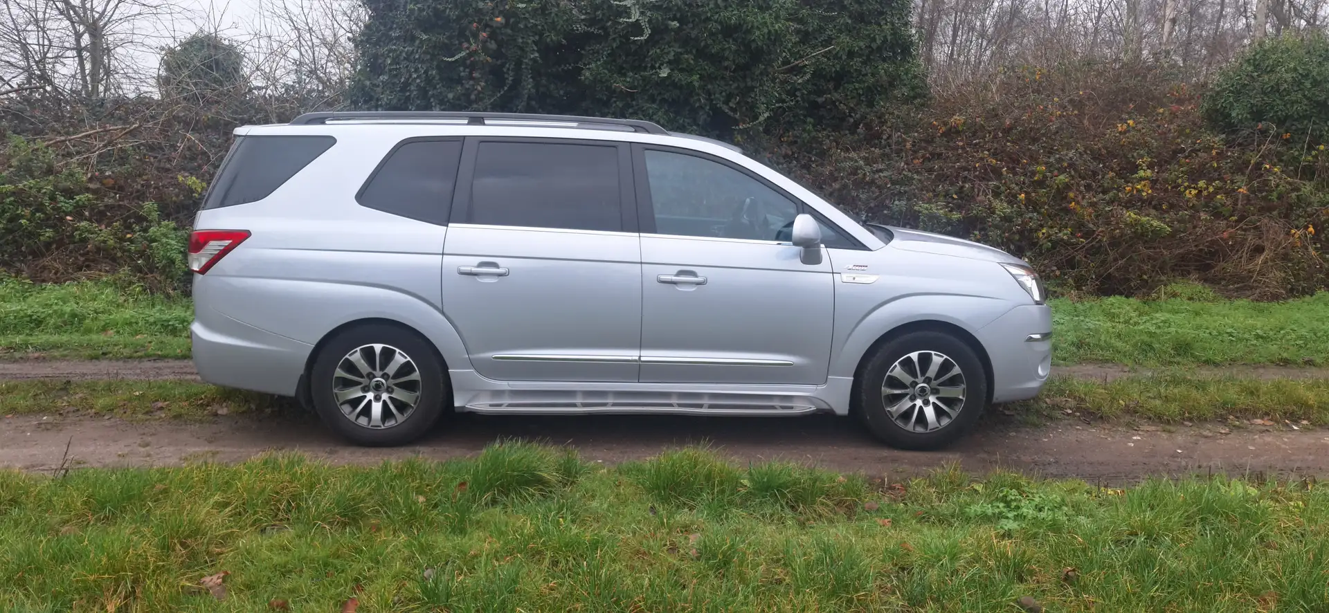 SsangYong Rodius Rodius 2.2 e-XDi220 Automatik 4WD Sapphire Silber - 2